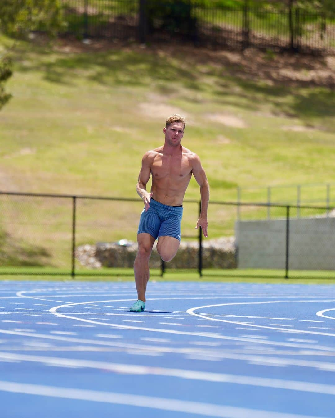 ケビン・マイヤーのインスタグラム：「Bonjour à tous, Un petit mot pour vous dire que finalement je ne tenterai pas la qualif olympique ici, à Brisbane.  Depuis Budapest (Aout), chaque journée a été optimisée sans jamais sauter d’étape et le travail commence à payer. Nous enchainons les entrainements avec de grosses intensités depuis 3 semaines, les sensations sont bonnes. Tous les feux sont quasiment au vert mais cela nous paraissait un peu juste pour un décathlon ces 16 et 17 décembre. La confiance est là, tout semble se mettre en ordre et il faut juste avoir la discipline de travailler dur sans jamais trop en faire sur une période plus longue.  On décale donc ce décathlon de qualif au mois de mars, avec sérénité et envie.  Merci à tous pour vos messages et votre soutien, sachez que ma team et moi donnons tout pour vibrer avec vous les 2 et 3 Août prochain au stade France.」