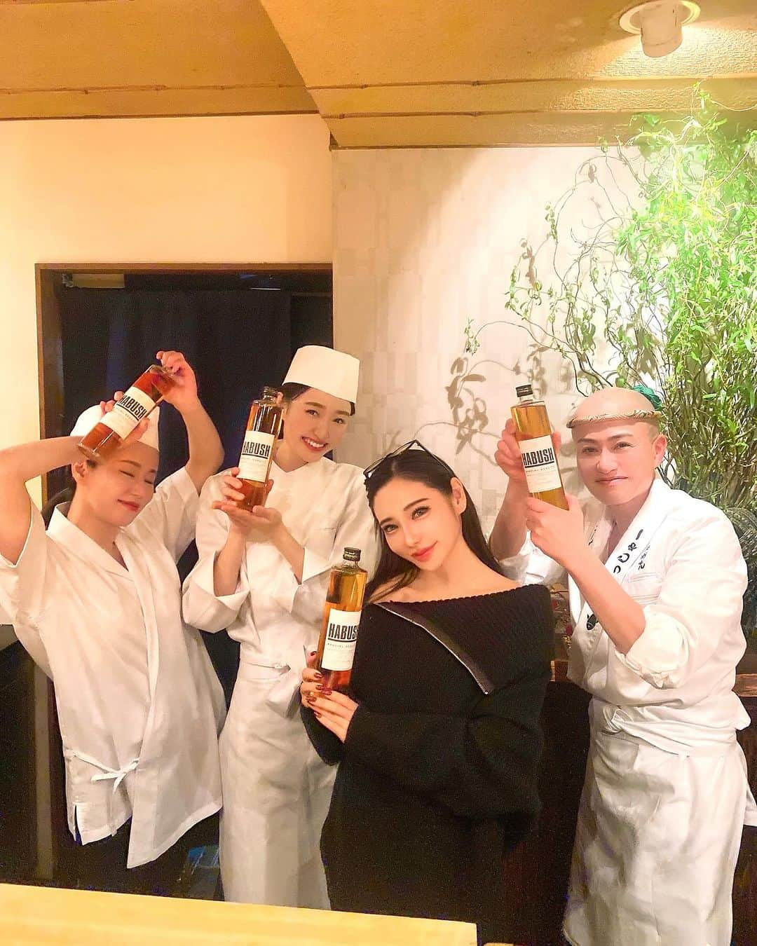 Miiのインスタグラム：「尚光さん今年2回目来れたの嬉しい☺️🧡 沖縄へ旅立つ前に。。 飲食もエンタメって感じさせてくれるお店😊 大将も気さくな方で素敵☺️ 毎回良くして下さりありがとうございます✨✨ 派手な見栄えですが、お味は繊細で好みです💕 また行きたくなるお店です🥰  #鮨#中目黒#グルメ#尚光#映え」