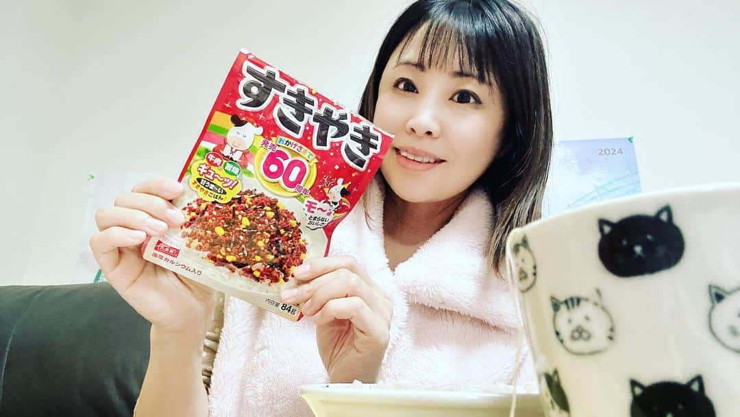 島香織さんのインスタグラム写真 - (島香織Instagram)「なんだか色んな感情が渦巻いてしまって興奮状態で眠れなくて さらにお腹へって、 真夜中に起きてごはんにすきやきふりかけかけてたべてます🍚 生きてるって不思議だね、、自分ではコントロールできないことだらけだ😌」12月16日 4時39分 - simako405