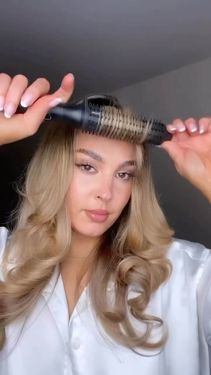ghd hairのインスタグラム：「Hot brush curls >>> ✨ @minniefr holy grail hair tool: the viral ghd rise 🙏  #ghd #ghdhair #hotbrush #hotbrushcurls #ghdrise #trending」