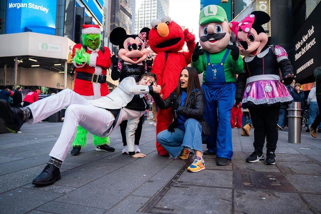 リサ・アンさんのインスタグラム写真 - (リサ・アンInstagram)「asking all the hard hitting questions with my cohost @bretraybould in @timessquarenyc to get us ready for our new show @betterhalvessxm on @siriusxm  Today is the 🚀 5pm et: RAW comedy ch 99 @siriusxmcomedy  Or listen anytime on the SiriusXM app   #betterhalves #comedy #timesquare #bretraybould #thereallisaann」12月16日 4時40分 - thereallisaann