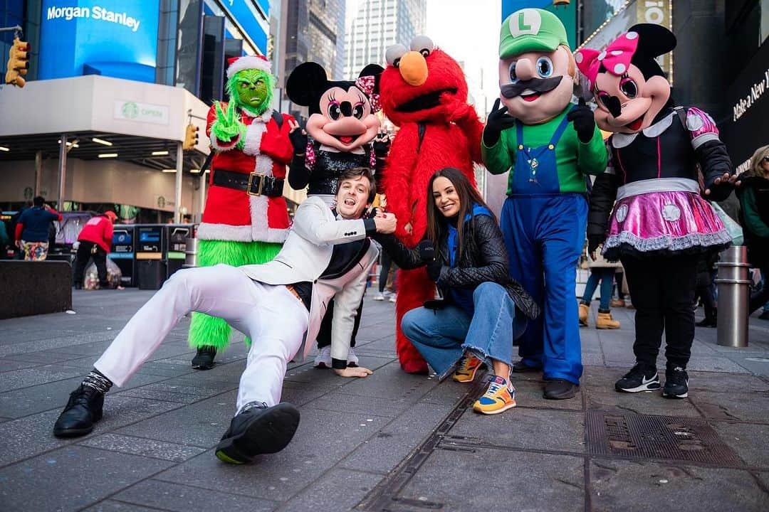 リサ・アンさんのインスタグラム写真 - (リサ・アンInstagram)「asking all the hard hitting questions with my cohost @bretraybould in @timessquarenyc to get us ready for our new show @betterhalvessxm on @siriusxm  Today is the 🚀 5pm et: RAW comedy ch 99 @siriusxmcomedy  Or listen anytime on the SiriusXM app   #betterhalves #comedy #timesquare #bretraybould #thereallisaann」12月16日 4時40分 - thereallisaann