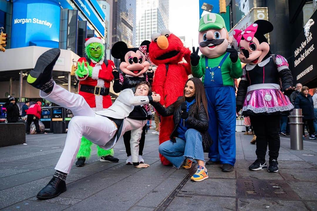 リサ・アンのインスタグラム：「asking all the hard hitting questions with my cohost @bretraybould in @timessquarenyc to get us ready for our new show @betterhalvessxm on @siriusxm  Today is the 🚀 5pm et: RAW comedy ch 99 @siriusxmcomedy  Or listen anytime on the SiriusXM app   #betterhalves #comedy #timesquare #bretraybould #thereallisaann」