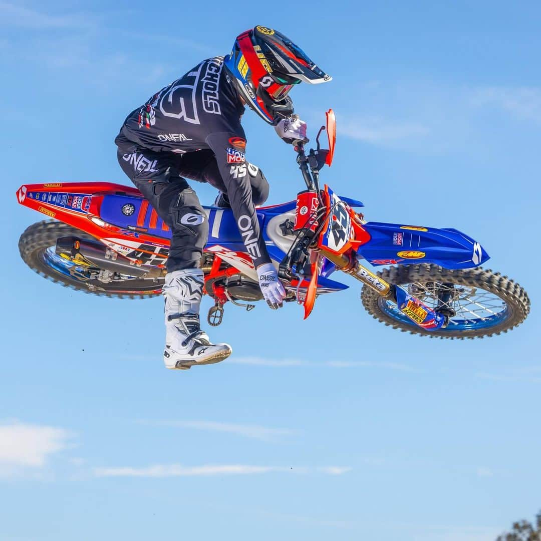 Racer X Onlineさんのインスタグラム写真 - (Racer X OnlineInstagram)「Beta is getting closer and closer to their @supercrosslive debut with @bbloss67 and @_coltnichols 👀 Check out their 2024 team shoot as they gear up for the new year‼️ 🔵🔴 @betausa #BetaUSA」12月16日 4時41分 - racerxonline