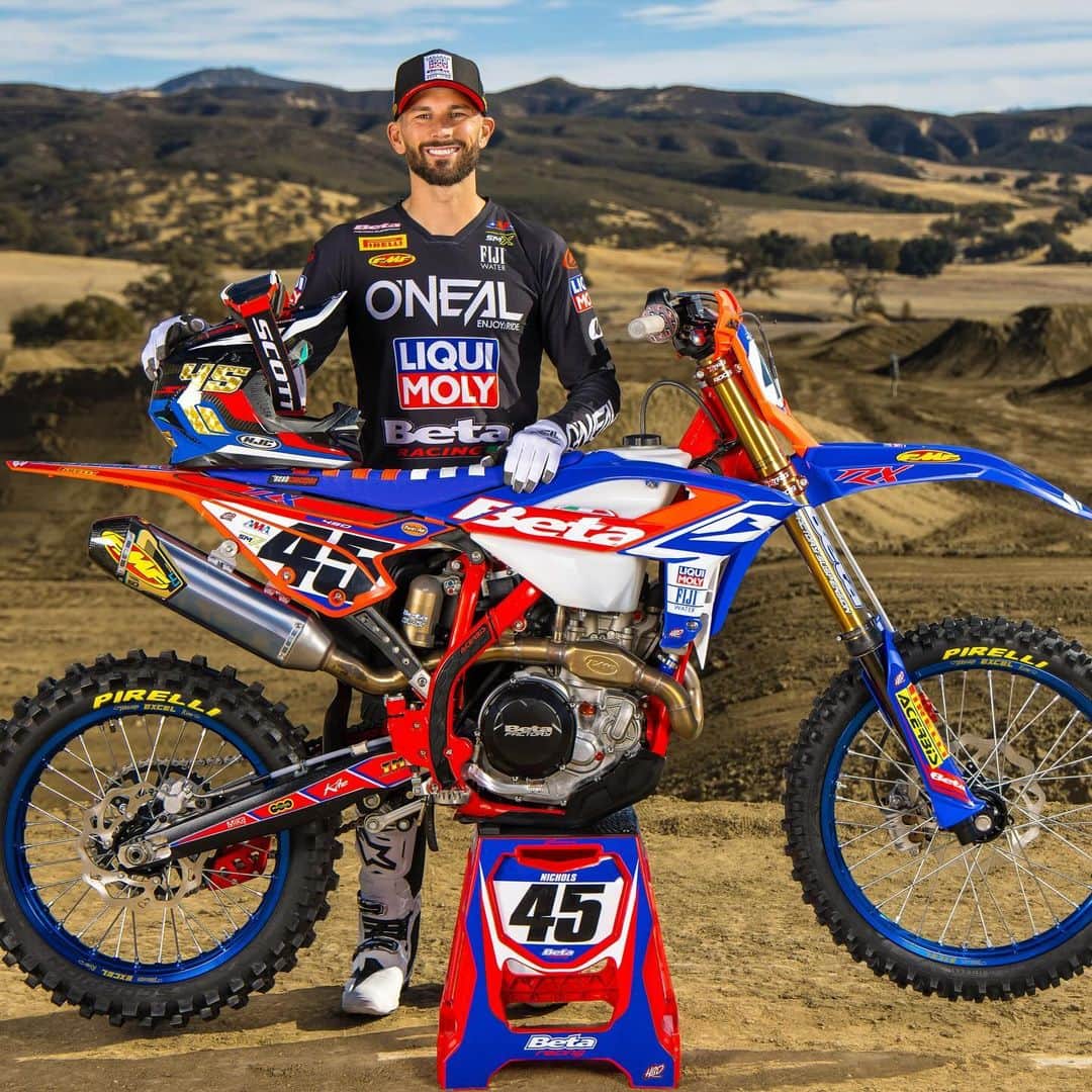 Racer X Onlineさんのインスタグラム写真 - (Racer X OnlineInstagram)「Beta is getting closer and closer to their @supercrosslive debut with @bbloss67 and @_coltnichols 👀 Check out their 2024 team shoot as they gear up for the new year‼️ 🔵🔴 @betausa #BetaUSA」12月16日 4時41分 - racerxonline