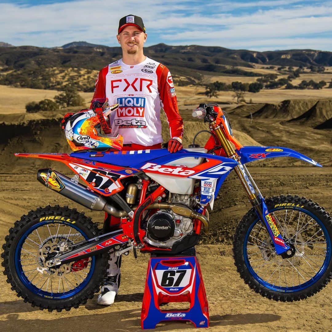 Racer X Onlineさんのインスタグラム写真 - (Racer X OnlineInstagram)「Beta is getting closer and closer to their @supercrosslive debut with @bbloss67 and @_coltnichols 👀 Check out their 2024 team shoot as they gear up for the new year‼️ 🔵🔴 @betausa #BetaUSA」12月16日 4時41分 - racerxonline