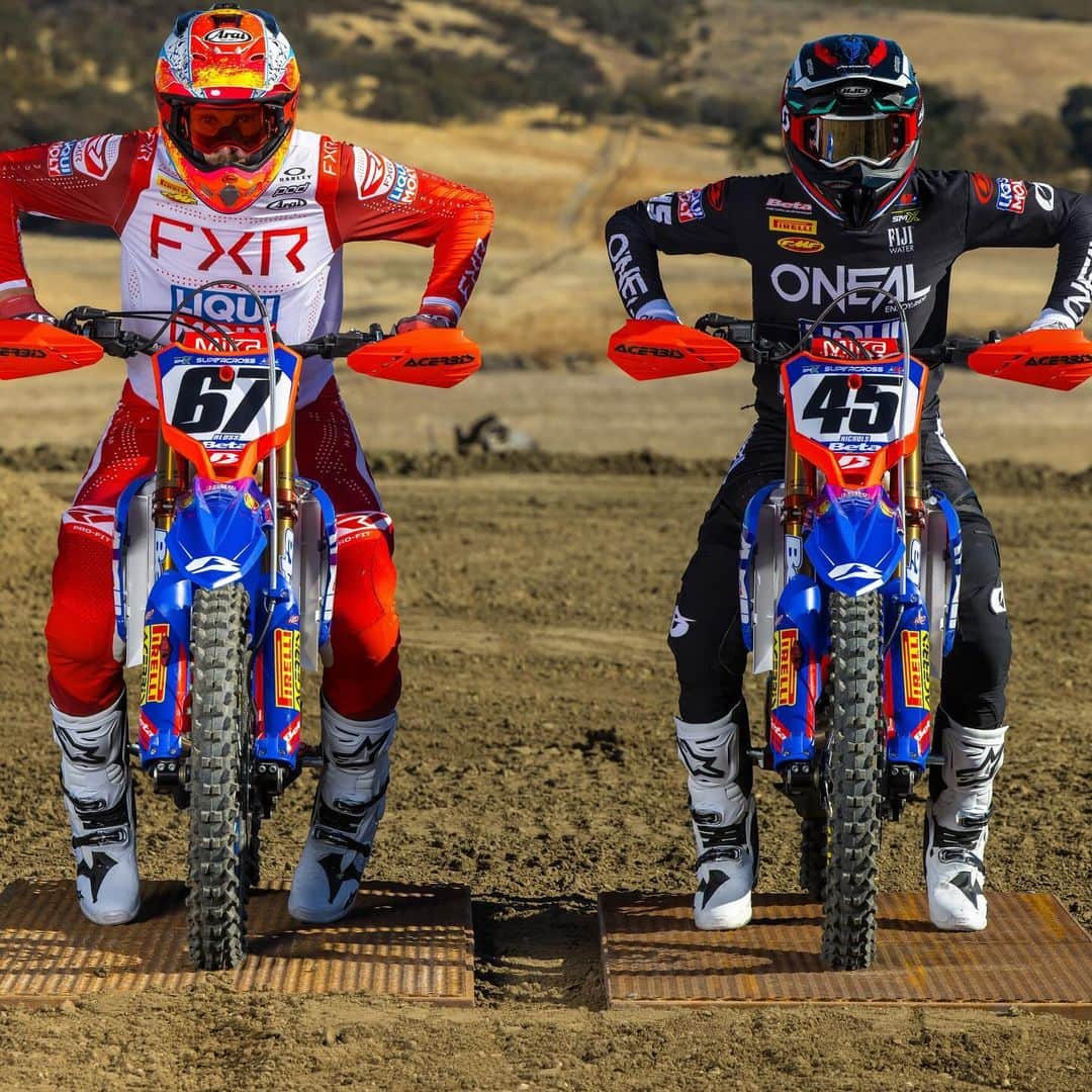 Racer X Onlineさんのインスタグラム写真 - (Racer X OnlineInstagram)「Beta is getting closer and closer to their @supercrosslive debut with @bbloss67 and @_coltnichols 👀 Check out their 2024 team shoot as they gear up for the new year‼️ 🔵🔴 @betausa #BetaUSA」12月16日 4時41分 - racerxonline
