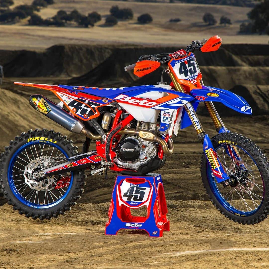 Racer X Onlineのインスタグラム：「Beta is getting closer and closer to their @supercrosslive debut with @bbloss67 and @_coltnichols 👀 Check out their 2024 team shoot as they gear up for the new year‼️ 🔵🔴 @betausa #BetaUSA」