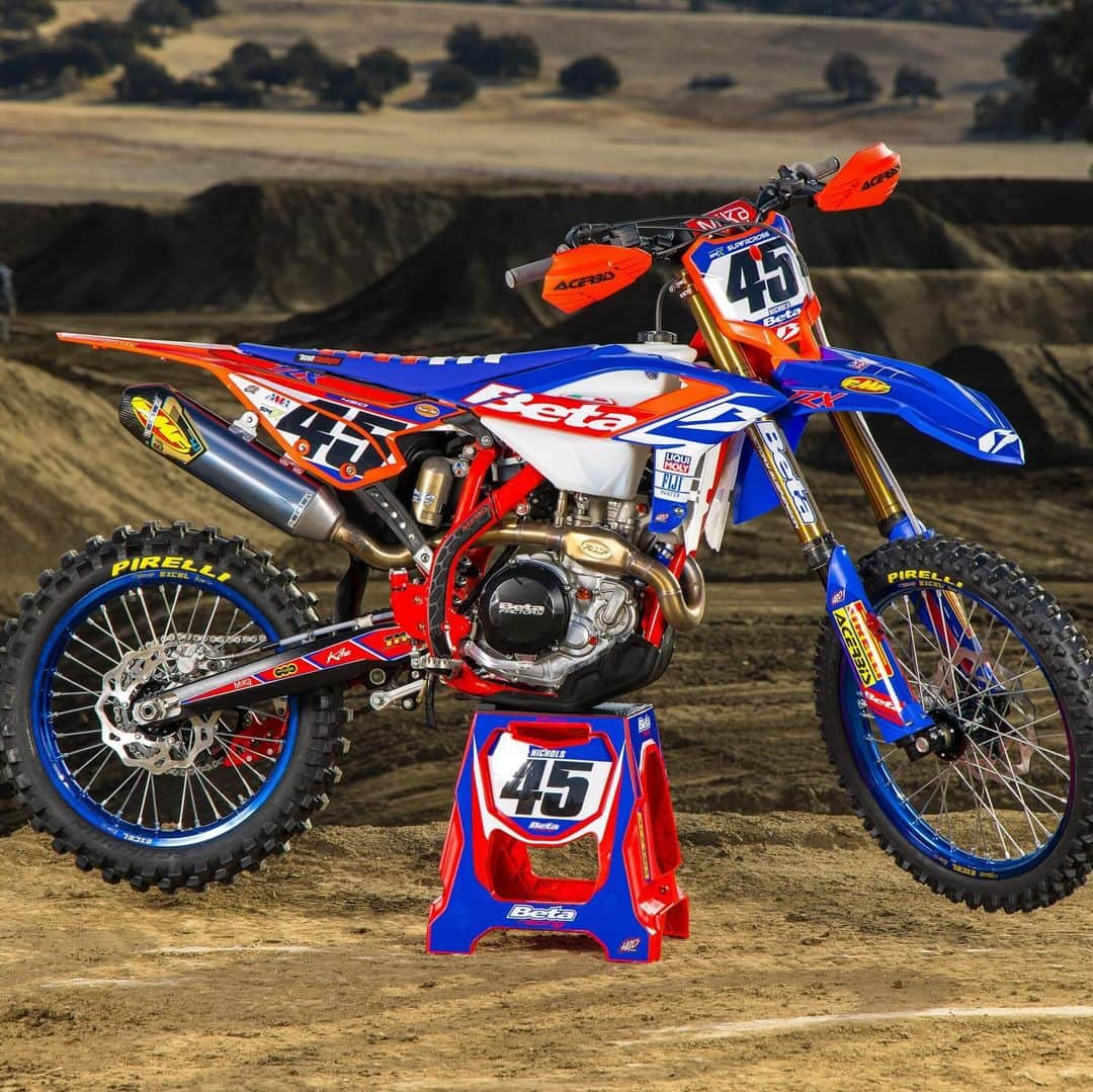 Racer X Onlineのインスタグラム：「Beta is getting closer and closer to their @supercrosslive debut with @bbloss67 and @_coltnichols 👀 Check out their 2024 team shoot as they gear up for the new year‼️ 🔵🔴 @betausa #BetaUSA」