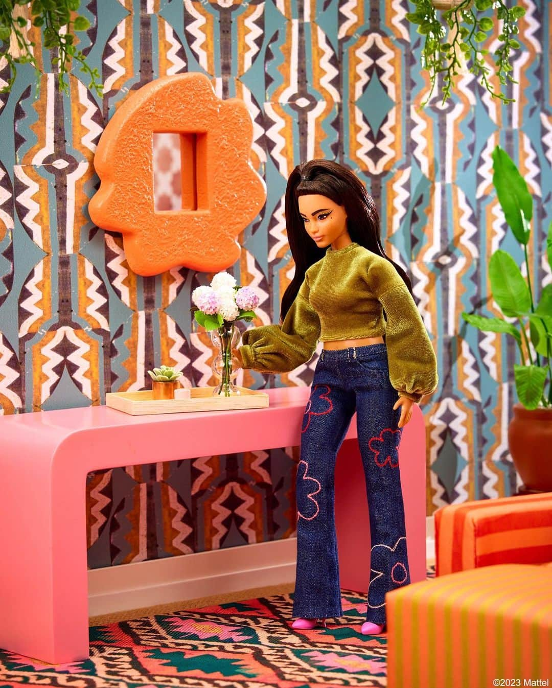 バービーさんのインスタグラム写真 - (バービーInstagram)「This holiday season, the iconic Barbie DreamHouse gets @thejungalow treatment! 🏠🌿 For this shoot, designer @justinablakeney brings her signature maximalist vision to life using a kaleidoscope of texture, hues, and plant life to create a one-of-a-kind DreamHouse, just for @BarbieStyle. Learn more about Jungalow and Justina in Stories! #barbie #barbiestyle #barbiedreamhouse」12月16日 5時02分 - barbiestyle