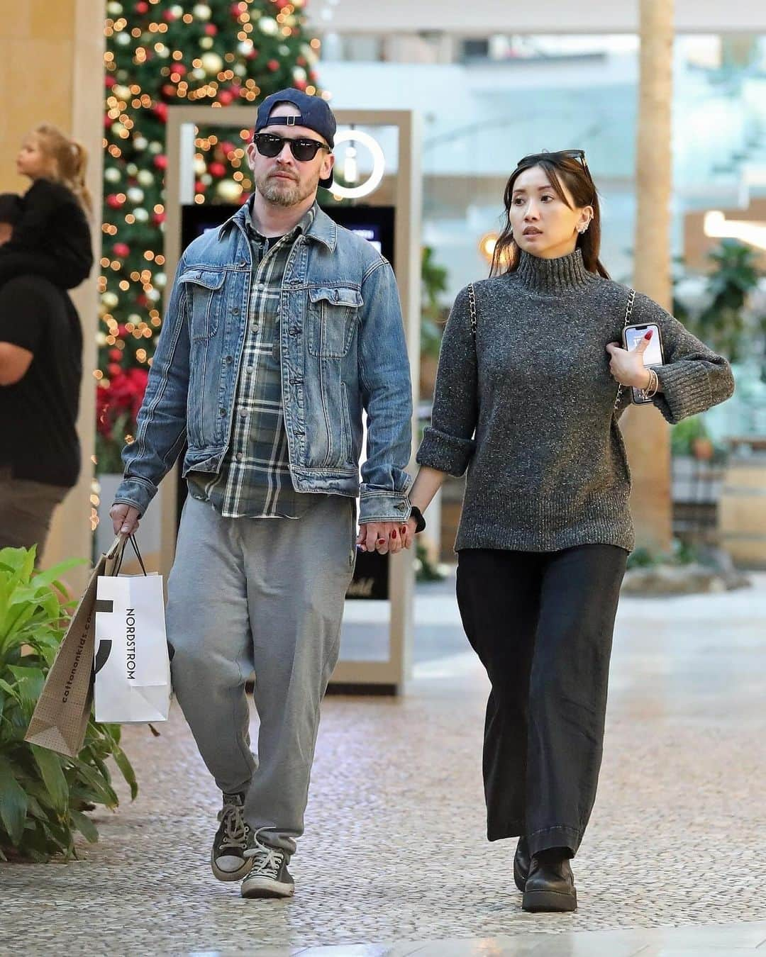 Just Jaredさんのインスタグラム写真 - (Just JaredInstagram)「Macaulay Culkin and Brenda Song are checking some items off their gift lists! The Hollywood couple held hands during a shopping trip in Los Angeles yesterday. We’ve got more pics over at JustJared.com! #MacaulayCulkin #BrendaSong Photos: Backgrid」12月16日 5時17分 - justjared