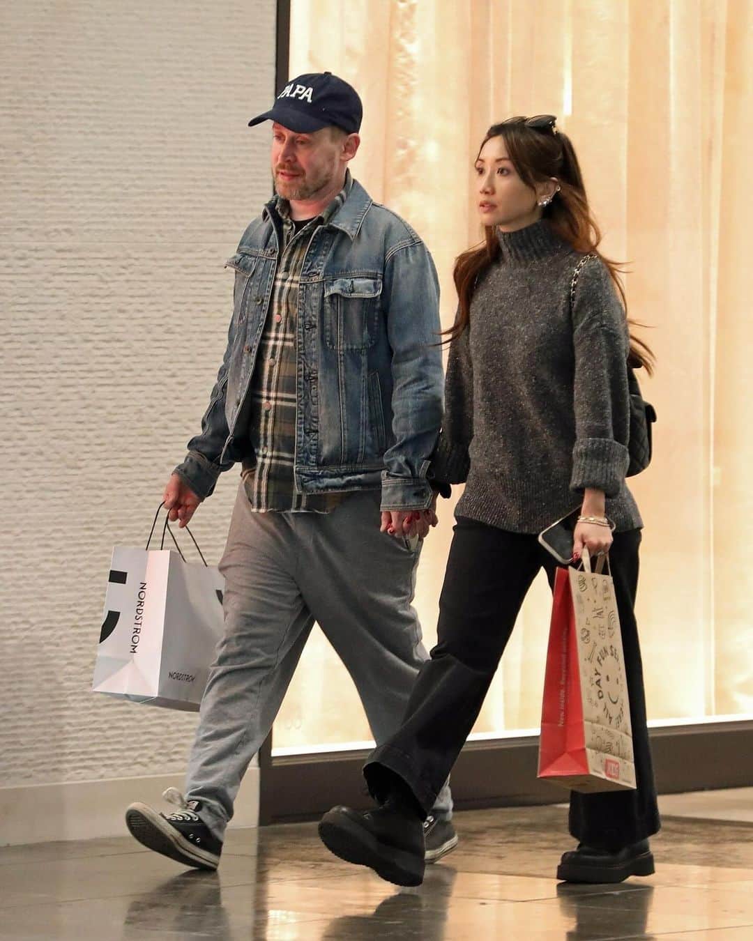 Just Jaredさんのインスタグラム写真 - (Just JaredInstagram)「Macaulay Culkin and Brenda Song are checking some items off their gift lists! The Hollywood couple held hands during a shopping trip in Los Angeles yesterday. We’ve got more pics over at JustJared.com! #MacaulayCulkin #BrendaSong Photos: Backgrid」12月16日 5時17分 - justjared