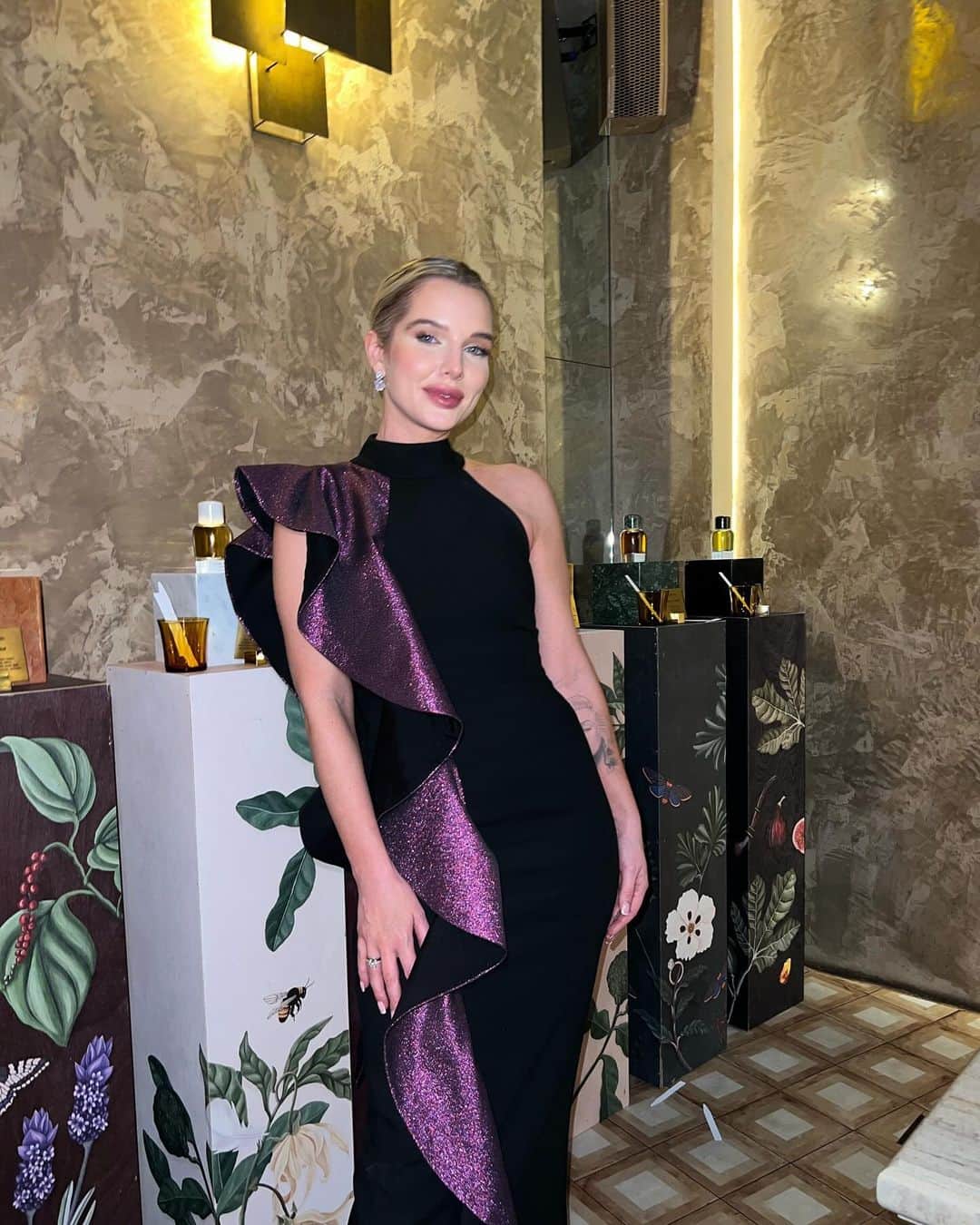 ヘレン・フラナガンのインスタグラム：「Mummy’s night out last night 💗✨ Was so good to get glam, get my makeup & hair done and see friends in the run upto Christmas 🎄 Beautiful dinner to celebrate @sidestoryparfums @kitten.restaurant ✨  Now back to all the kids festivities, they are getting so excited for Santa 🎅🏻x Seding love to those who find this time of year challenging for so many reasons ❤️✨」