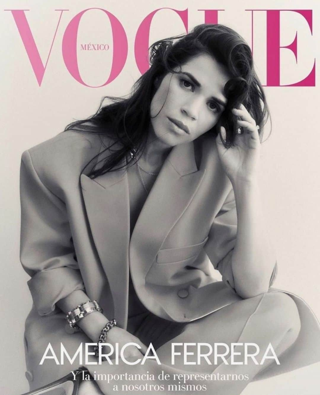 アメリカ・フェレーラさんのインスタグラム写真 - (アメリカ・フェレーラInstagram)「I love this @voguemexico cover shoot & story! But it came out during the strike and I never got to share! Here it is before the year is over! Thank you @karlamartinezdesalas and the whole team for making me your July 2023 cover girl! 💕 Link to article in stories! #FlashbackFriday #july2023   ¡Me encanta esta sesión e historia de portada de @voguemexico! ¡Pero salió durante la huelga y nunca pude compartirlo! ¡Aquí está antes de que termine el año! ¡Gracias @karlamartinezdesalas y todo el equipo por hacerme tu chica de portada de julio 2023! Enlace al artículo en historias.  Fotografía: @alexandersaladrigas Realización: @praymoses.studio Entrevista: @quenosoymafer Peinado: @evaniefrausto Maquillaje: @francelledaly Manicura: @megumiyamamotonyc Diseño de set: No Studio Digi tech: @el.photo.opp Producción: @buhbuhbilly, @lizzzop y @lucyspiderfox Locación: @onewallstreet Director de entretenimiento: @sergiokletnoy Head of Editorial Content: @karlamartinezdesalas」12月16日 5時21分 - americaferrera