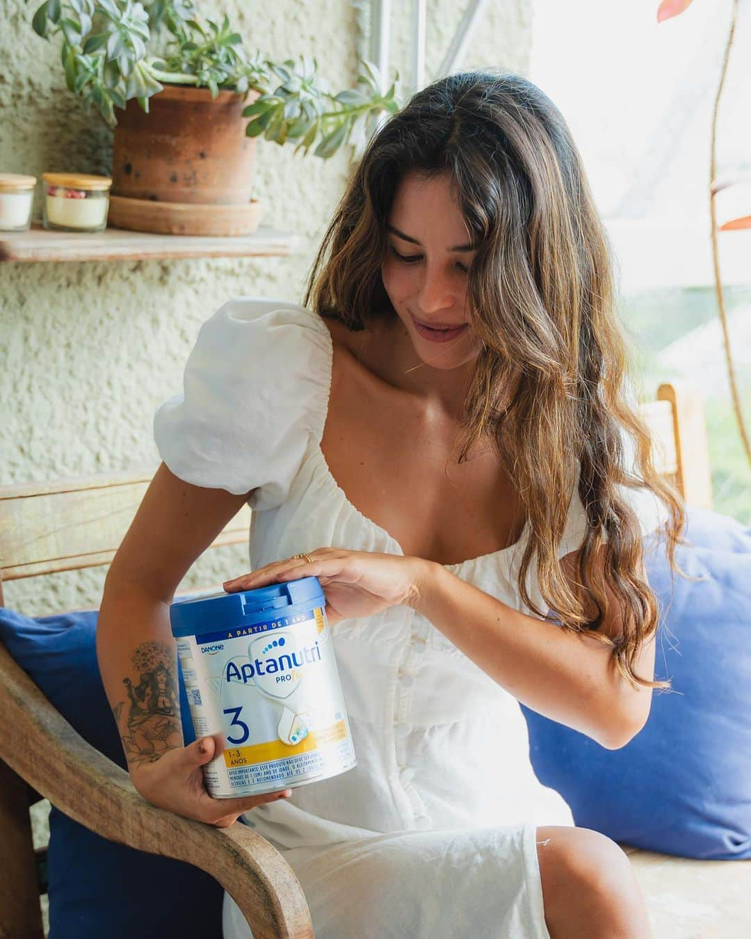 Yanna Lavigne 稲垣アンのインスタグラム：「Na hora de nutrir as suas crianças, vocês pensam que existem necessidades nutricionais específicas para cada idade? 👀  Pois é! E com a evolução da ciência nada melhor do que saber que temos uma formula infantil a partir de 1 ano com nutrientes adequados para a faixa etária!  Aqui em casa eu conto com Aptanutri: a formula infantil da Danone para a crianças a partir de 1 ano que contém a quantidade equilibrada de nutrientes, prebióticos exclusivos Danone, além de DHA e ARA que auxiliam no desenvolvimento cognitivo, motor e visual! Demais!   Aproveite o cupom YANNAOFF20 no site do Mundo Danone e tenha o melhor da nutrição em sua casa 💙Mas aproveita que só vale até o dia 31 de Dezembro!!  #embaixadora @aptanutribrasil  O Ministério da Saúde informa: O aleitamento materno evita infecções e alergias e é recomendado até os 2 (dois anos) de idade ou mais.  O produto mencionado não contém glúten.  Consulte sempre seu médico e/ou nutricionista.」