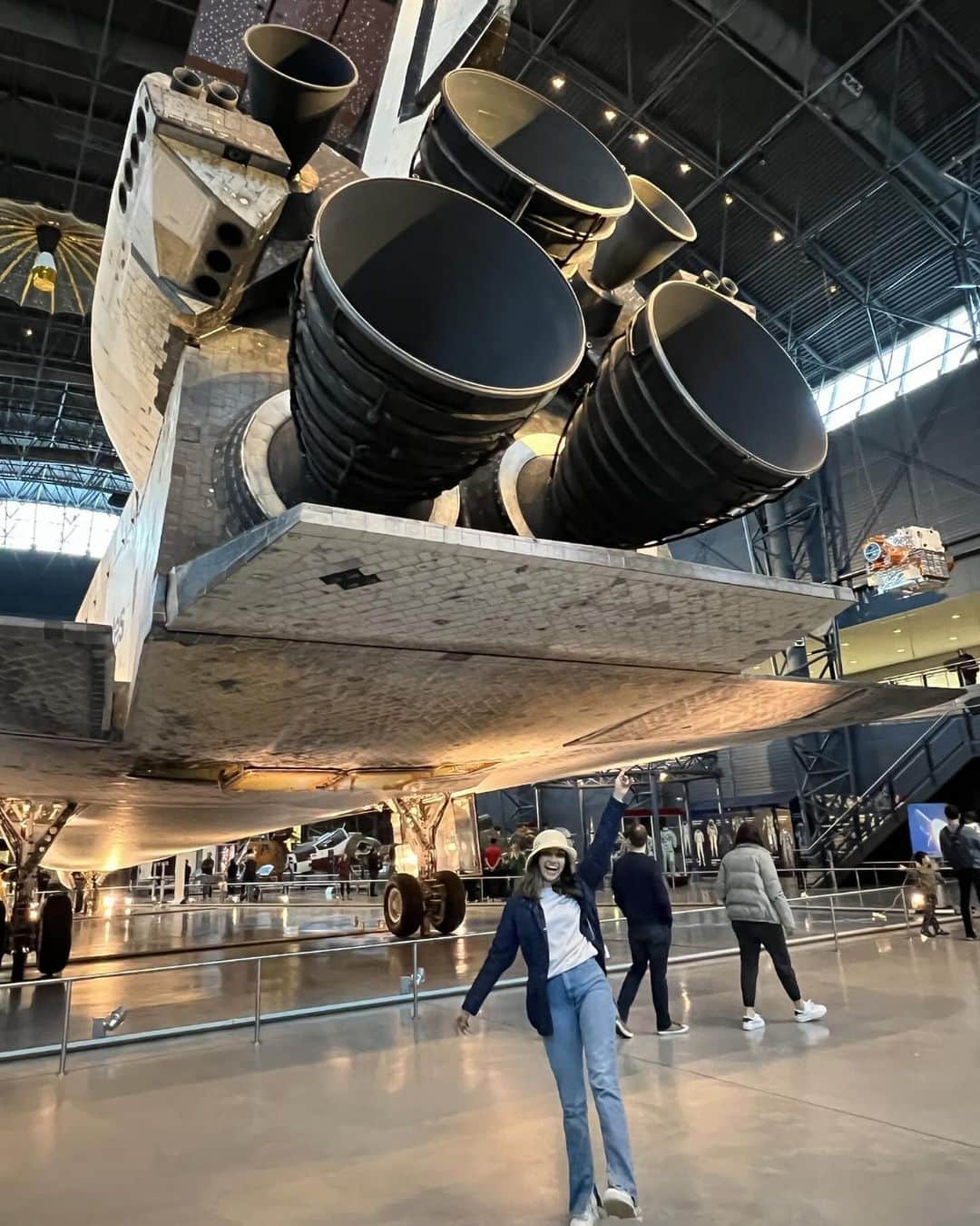 スミソニアン博物館のインスタグラム：「Perfect time for a photo op! 📸  Thank you to the over 24 million people who have visited our @airandspacemuseum’s Steven F. Udvar-Hazy Center since it opened 20 years ago today! Located in Chantilly, Virginia, about 30 miles from the museum on the National Mall in D.C., it features some incredible examples of air and space history, such as the Space Shuttle Discovery and Lockheed SR-71 Blackbird.   1️⃣ : @pearls.inspace posing with the Space Shuttle Discovery   2️⃣ : @_yeiny_alvarez_ overlooking the Mary Maker Engen Restoration Hanger   3️⃣ : @j.j_negrete.l posing with the Space Shuttle Discovery while wearing a space suit   #UHC20」