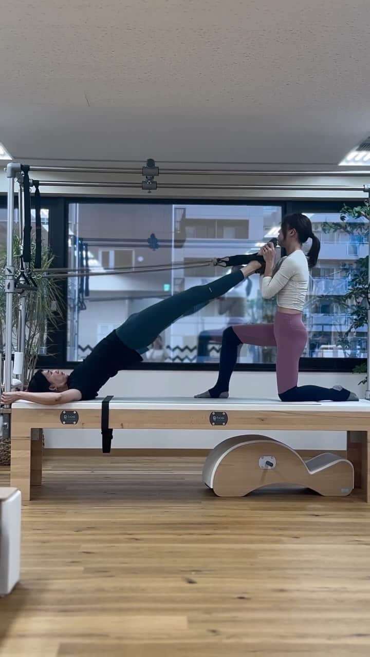 栗原恵のインスタグラム：「. #pilates  気がつけばpilatesを初めて もうすぐセッション100回目を迎えます✨  まだ100回か〜という思いと 続けるほどに心地よく楽しくなっていく感覚💥  これから見える景色もまた楽しみ♡  @pilates_junko さん 力を出し切れる内容の濃いセッションを いつもありがとうございます☺️ これからもよろしくお願いします✨  @mayu_mohipilates さん 太陽みたいな素敵な笑顔と 素敵な動画で記録してくださりありがとうございます😊🤍」