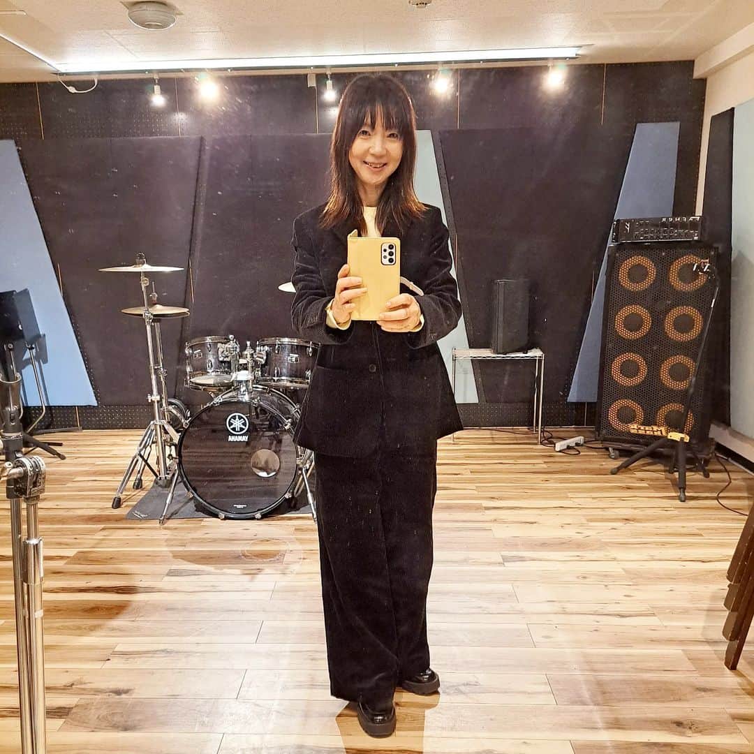 谷口キヨコのインスタグラム：「生放送の前にドラム練習しましたで～😄明日も練習したいけど、スタジオ空いてない…」