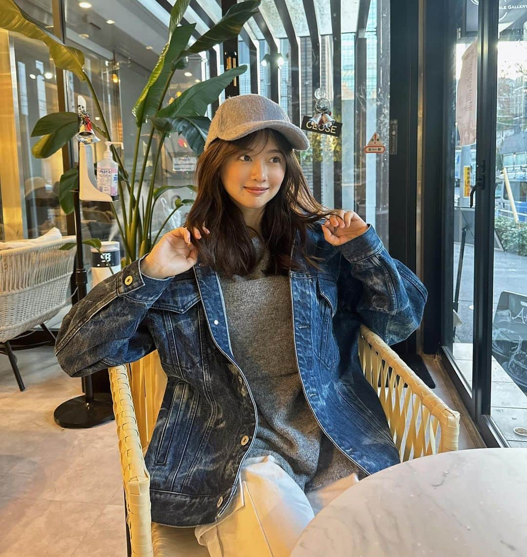 熊江琉唯のインスタグラム：「無機質なカフェ行く時は服カジュアルめ🧢💫  そして最近髪の毛巻くの練習中😶 苦手すぎるけどオシャレのために頑張る✊笑  #fashion #ootd #outfit #ファッション #私服 #コーデ #今日のコーデ #冬コーデ #高身長コーデ #シンプルコーデ #カジュアル #カジュアルコーデ #大人カジュアル #デニムジャケット #デニム」