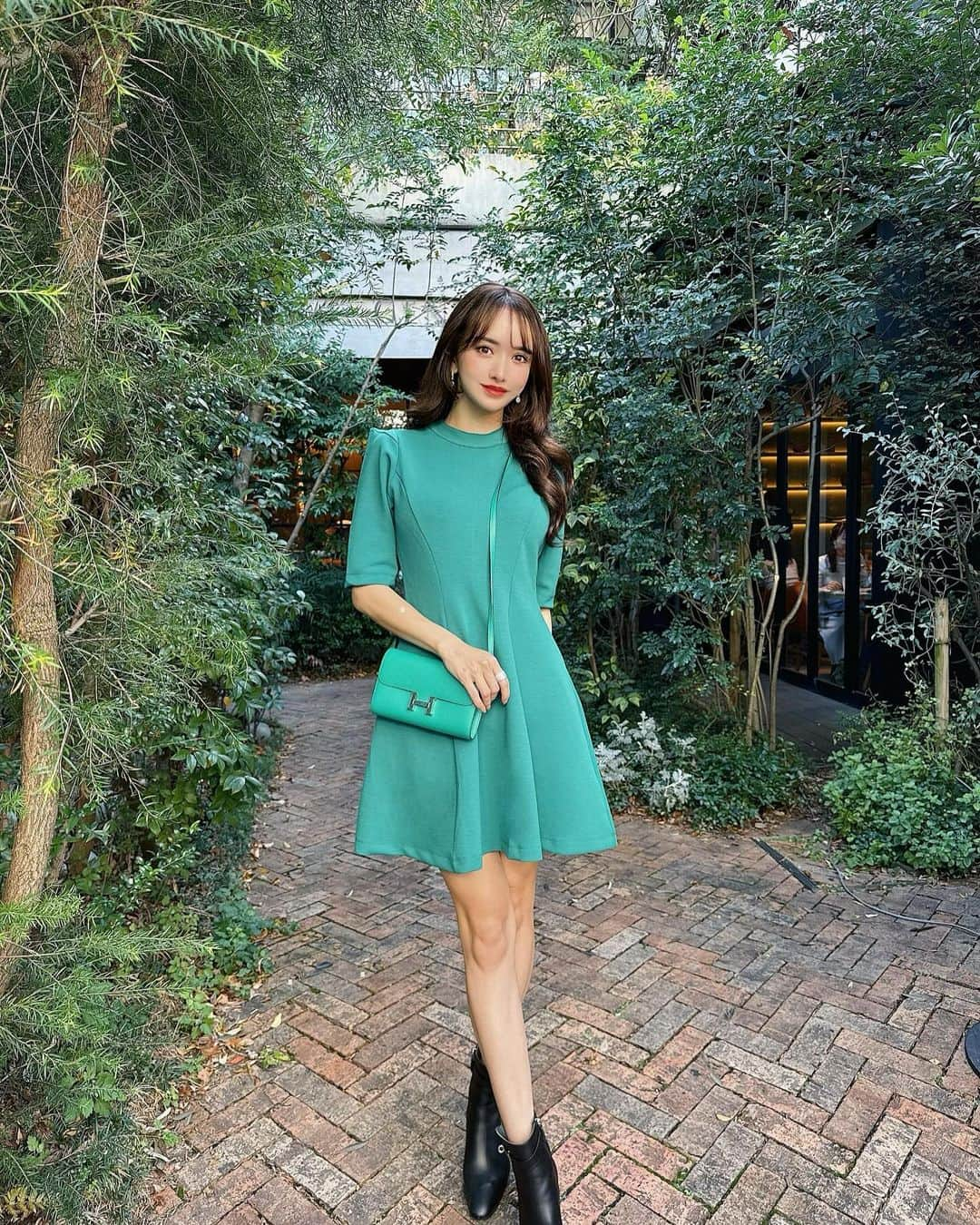 伊東亜梨沙のインスタグラム：「💚💚💚 見た瞬間に絶対欲しい！って思った @the_shoulder_official のワンピース👗 肩のデザインと綺麗なラインが可愛すぎる🥹 . 緑と白をゲットした💚🤍  @mait0504 が作るお洋服はこだわりが詰まってて好き🌹 . . #ootd #coordinate #hermes #onepiece #エルメス #コンスタンストゥーゴー」