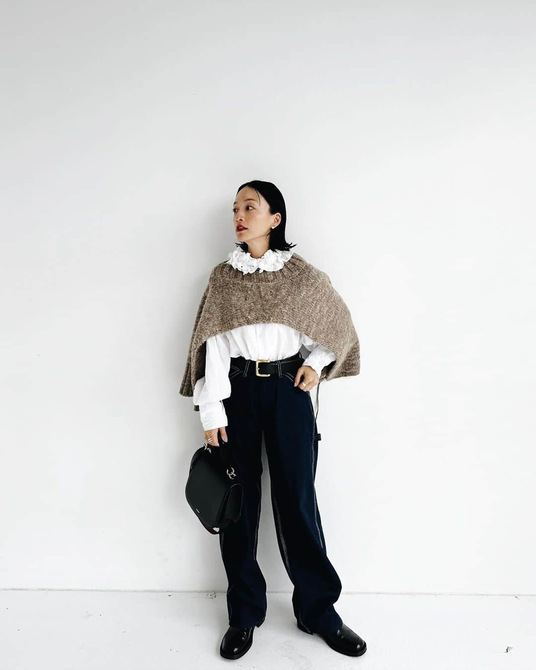 高山都のインスタグラム：「今日は家の近所のスタジオで撮影でした。 暖かすぎて、私服はアウターがわりにニットベストを。 パンツが太めだったから、ベストの角度変えて着たら新鮮。 3年も着てるけど、飽きずに好きな服。 最近、いろんな着方ができるデザインってことを知った。 best @maisonmargiela  blouse @crinkle.official  bag @jilsander  shoes @driesvannoten  白のインナーなのに、Tシャツ、ブラウス、ワンピースで印象が違って見える。 デニムは春に発売のコラボで作ったペインターパンツ。(昨日ビジュアルの撮影してた) ユニセックスなので、メンズと同じデザインなのです。 ゆるゆる可愛い。 #都ふく」