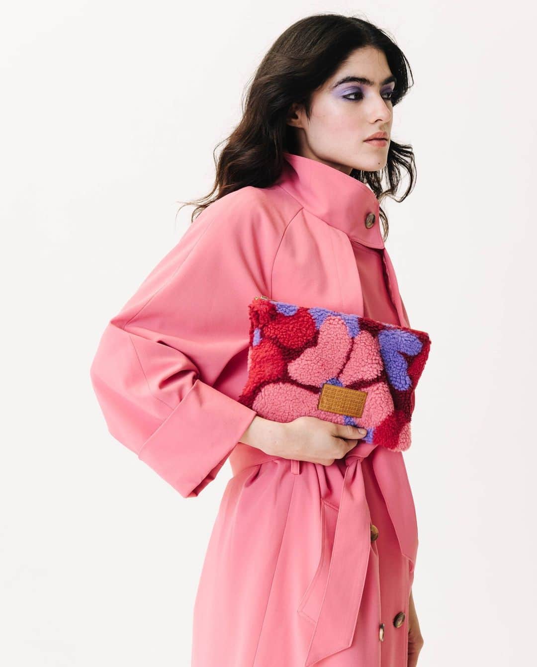 lisa gachetのインスタグラム：「Surprise 🌺 Jusqu'à dimanche minuit, on vous offre une pochette moumoute 70's pour toute commande dès 150€ d'achat. De quoi vous gâter vous aussi !  #makemylemonade #ideecadeau #madeineurope」