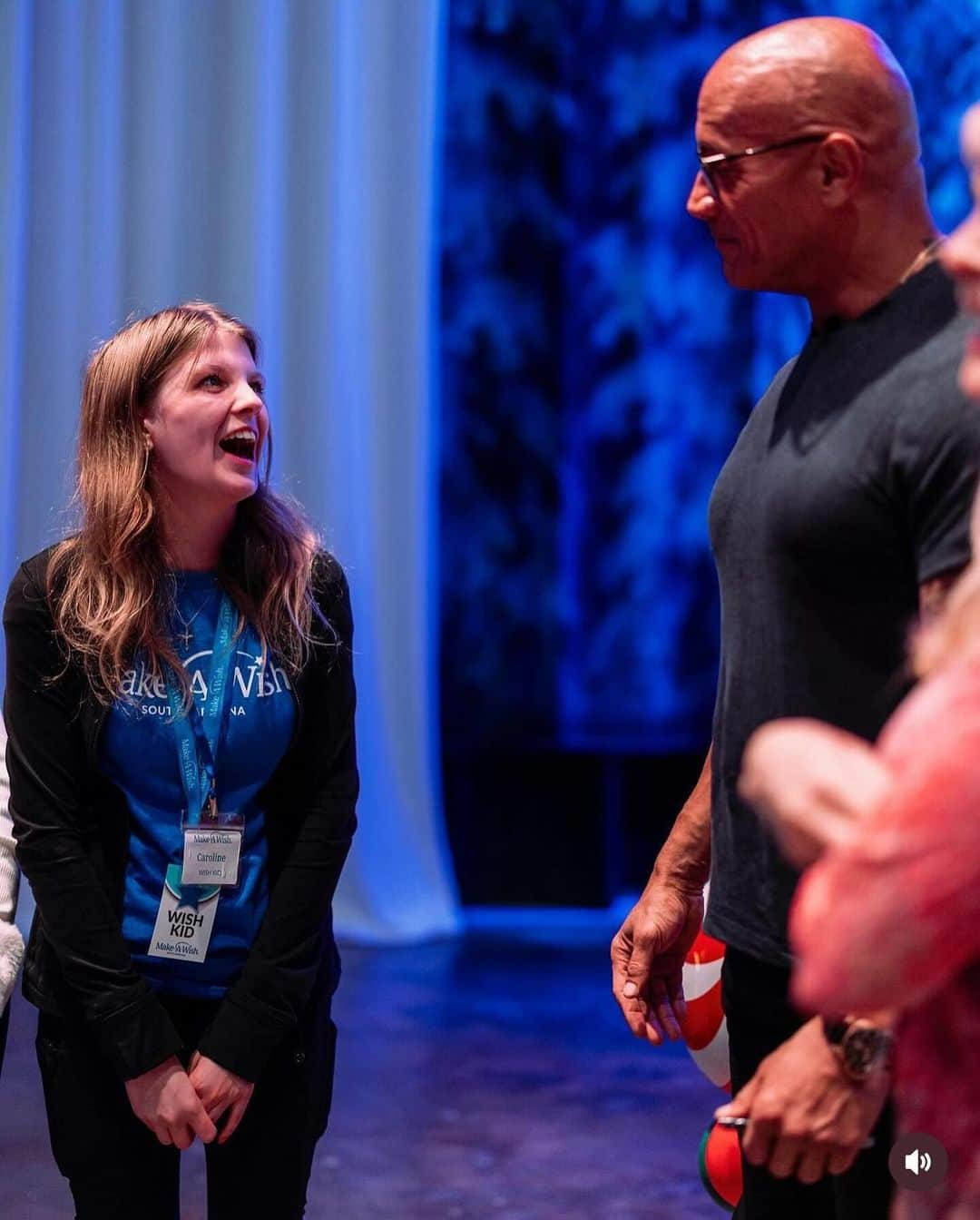 ドウェイン・ジョンソンのインスタグラム：「This is Caroline Keziah from @makeawishamerica.   She’s 18 and she’s awesome.   Caroline’s wish was to meet me.   Such a cool girl and she knows EVERYTHING ABOUT @corvette’s 🤯👍🏾  Especially classic Stingrays - clearly she’s got great taste 😉🏎️💨  Tears of joy are good - I’ll take ‘em all.   Still a lot of positive and good things happening around the world, and Caroline is one of them.   #MakeAWishDay #21Kids  #BestDayEver」