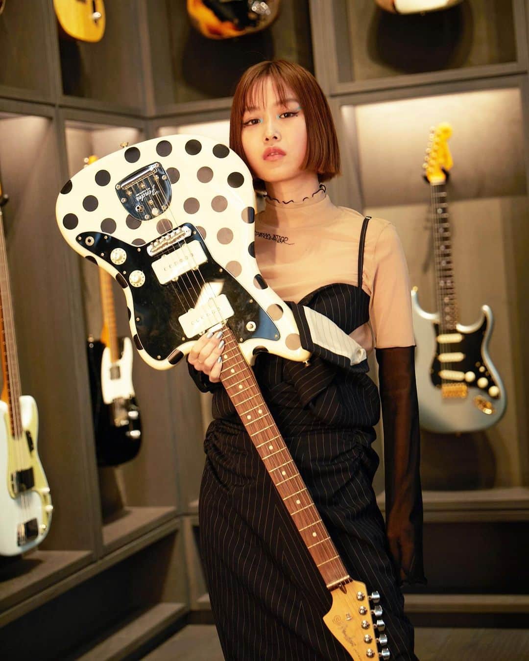 Reiさんのインスタグラム写真 - (ReiInstagram)「🌙  Numero Tokyo  guitar @fender_jp beauty @harukaaaaaa0819  styling @shotamyzk  photo @takaoiwasawa   #VOICERei」12月16日 16時11分 - guita_rei