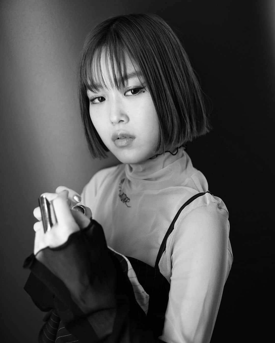 Reiのインスタグラム：「🌙  Numero Tokyo  guitar @fender_jp beauty @harukaaaaaa0819  styling @shotamyzk  photo @takaoiwasawa   #VOICERei」