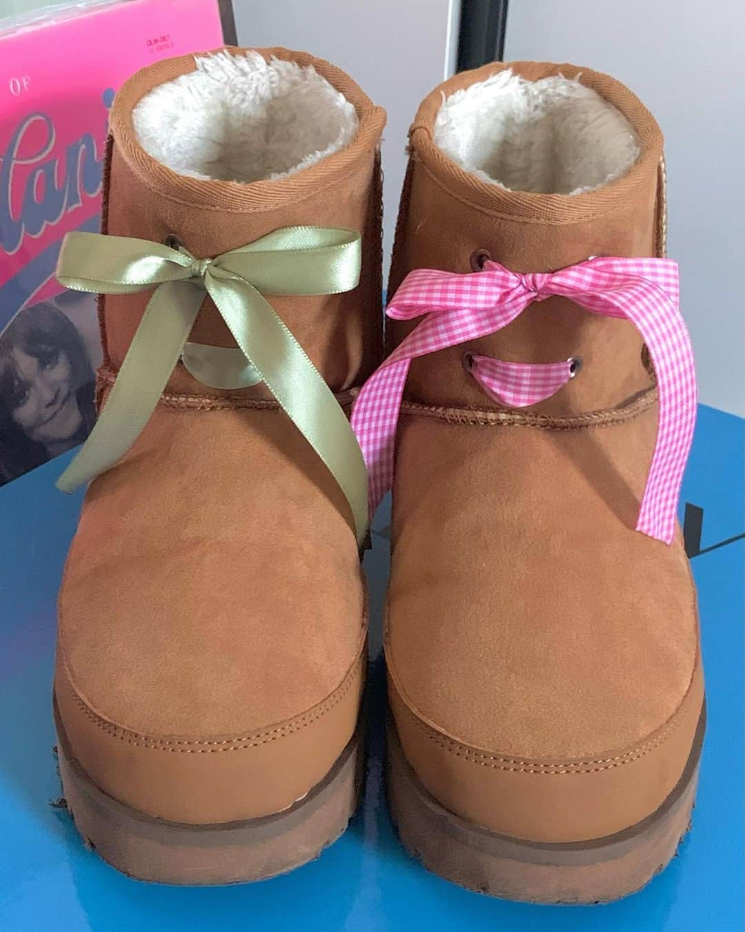 solsolさんのインスタグラム写真 - (solsolInstagram)「5가지 중에 뭐가 젤 이뿐가효,,,🎀👢👢🎀 #uggribbon」12月16日 16時21分 - solwlyy