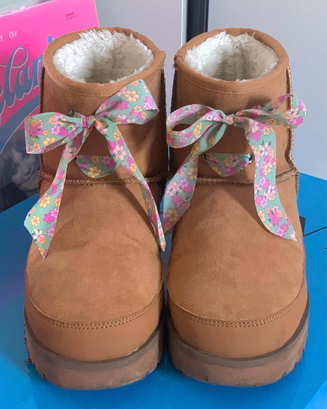 solsolのインスタグラム：「5가지 중에 뭐가 젤 이뿐가효,,,🎀👢👢🎀 #uggribbon」