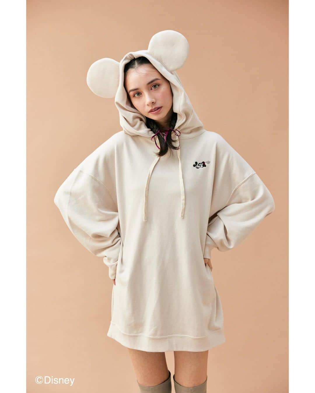 SHEL'TTER WEB STOREのインスタグラム：「DISNEY HAPPY WINTER COLLECTION 2023  SHEL'TTER WEB STORE限定で ディズニーコレクションが登場いたします✨  ━━━━━━━━━━━━━━━━━  フードに付けた「ミッキー」「ミニー」をイメージした耳が可愛いスエットミニOPは お揃いのコーディネートでお出掛けしたくなるようなフェミニンさがポイント♡  ☑︎Mickey Minnie/スウェットミニOP IVOY/BEG ¥7,700(tax in)  ㅤㅤㅤㅤㅤㅤㅤㅤㅤㅤㅤㅤㅤ  「ミッキー」「ミニー」のステッチがポイントのファーデザインバニティーバック♡  ☑︎Mickey Minnie/F ファーバニティーBAG IVOY/BEG ¥7,700(tax in) ━━━━━━━━━━━━━━━━━  12/13(wed)10:00〜 SHEL'TTER WEB STORE この機会にぜひお買い物をお楽しみください♡  ━━━━━━━━━━━━━━━━━ #rienda #Disney #Mickey #ミッキー #Minnie #ミニー #ディズニーコーデ #スウェットコーデ #スウェットワンピース」