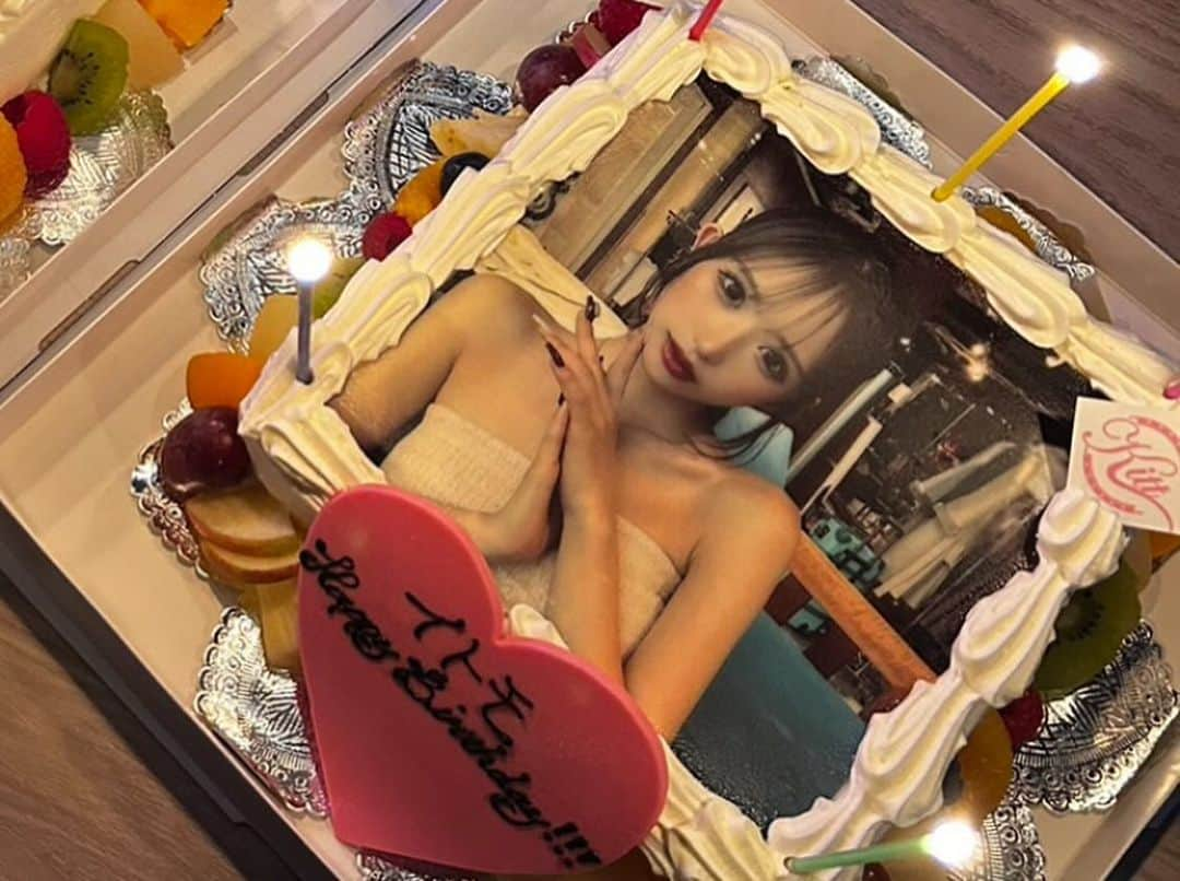 星野ティナさんのインスタグラム写真 - (星野ティナInstagram)「ももちゃんhappy birthday🎂❤️ まだ出会って1年もたってないのに 色々と刺激をもらって、初めての経験を沢山させてくれたももちゃんに感謝✨  23歳は画家としての才能お持ちのももちゃんを楽しみにみています😂 また新年会でおはテキしましょう🤩」12月16日 16時22分 - 05tina_tina08