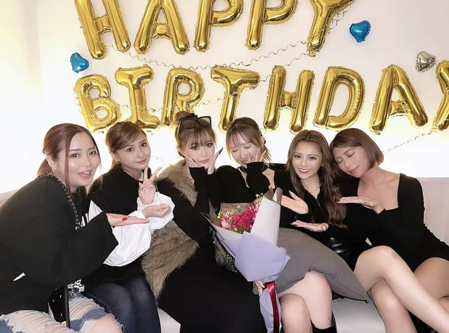 星野ティナさんのインスタグラム写真 - (星野ティナInstagram)「ももちゃんhappy birthday🎂❤️ まだ出会って1年もたってないのに 色々と刺激をもらって、初めての経験を沢山させてくれたももちゃんに感謝✨  23歳は画家としての才能お持ちのももちゃんを楽しみにみています😂 また新年会でおはテキしましょう🤩」12月16日 16時22分 - 05tina_tina08