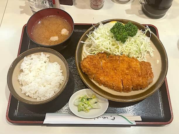 小野瀬雅生のインスタグラム：「横浜馬車道の丸和でとんかつ定食ウマウマウー☆遅めのランチタイム☆とんかつ定食かヒレかつ定食か☆とんかつにしました☆税込1500円☆ブラボー☆素晴らしき断面☆脂が軽い☆のったりしていない☆ご飯が全てを受け止めて☆シアワセデス☆ソースかけましょうソース☆キャベツにもたっぷりと☆サイコーでサイキョー☆全てが品格高くワンダフル☆寺内タケシ先生が日本一だと云うのもチョー納得☆チョーウマイ☆今度はヒレかつにします♫ #とんかつ定食 #丸和 #横浜馬車道 #ランチタイム #小野瀬雅生 #onosemasao #ウマウマウー #素晴らしき断面 #脂が軽い #のったりしていない #ご飯が全てを受け止める #シアワセデス #ソース #チョーウマイ #日本一 #寺内タケシ #ここが一番うまい」