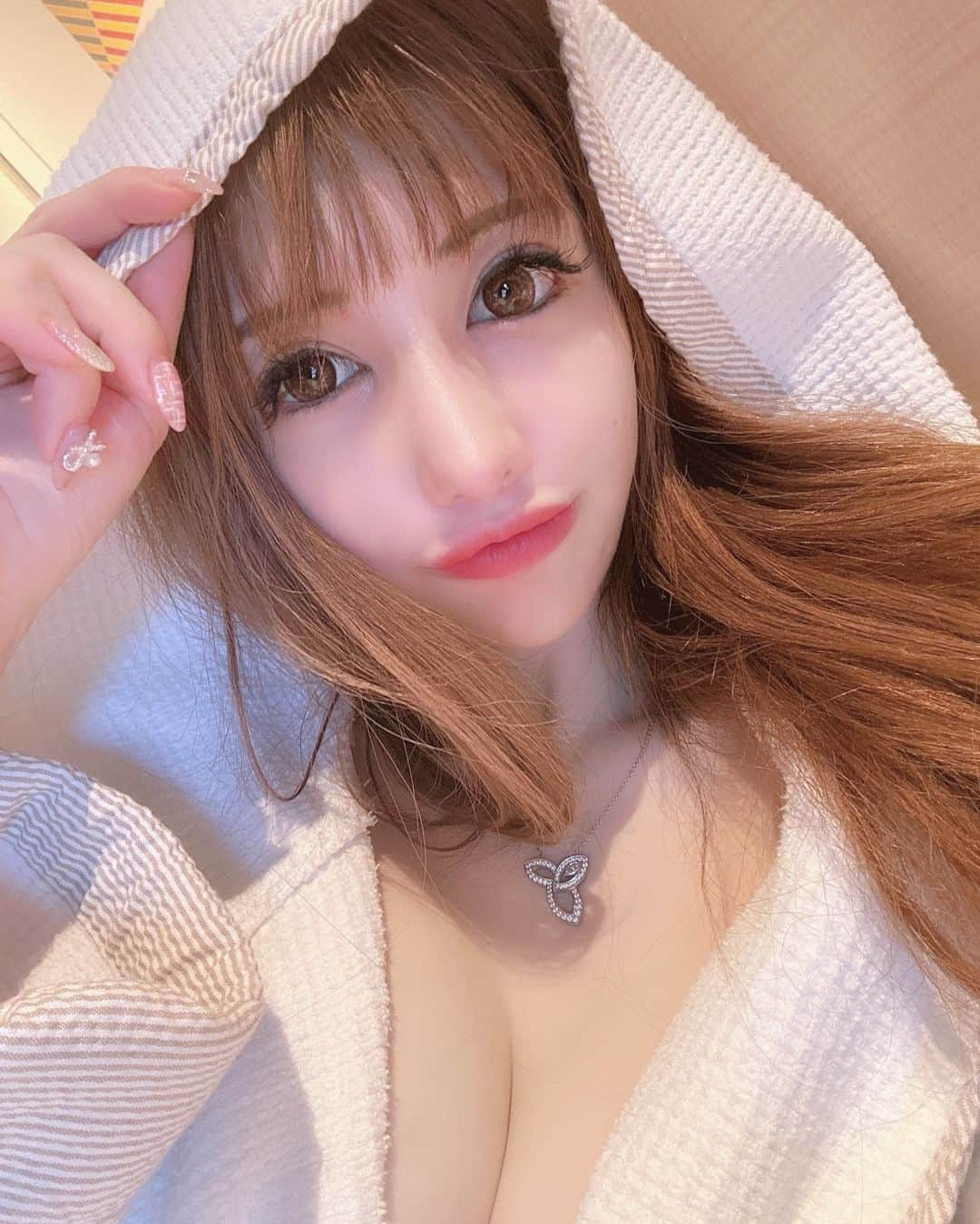 桜木ひなのインスタグラム：「♡♨️♡ 温泉が気持ち良すぎて早くまた行きたい🐰🌟 ・ ・ ・ #バスローブ#バスローブ女子 #思い出」