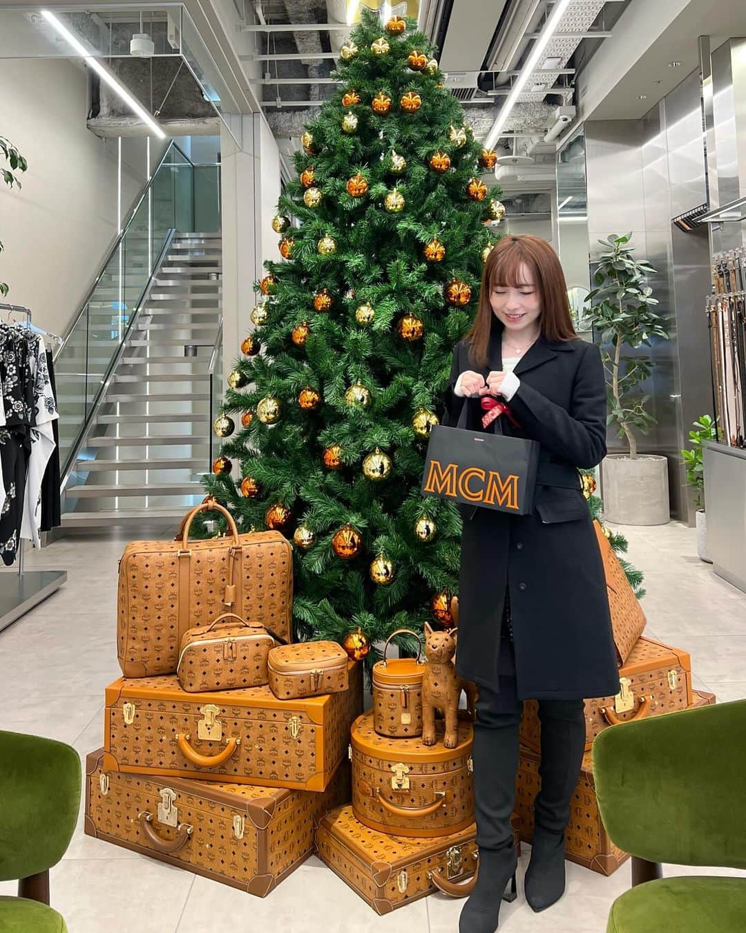 早川愛のインスタグラム：「🎄🐈🤎  MCM SPRING / SUMMER 2024 にご招待していただきました🤎🤎🤎 @mcmjapan   新しいロゴかわいい🤎🤎🤎 ニットとぼうし、欲しくなってる🧶🧶  ・  #MCM #エムシーエム #銀座」