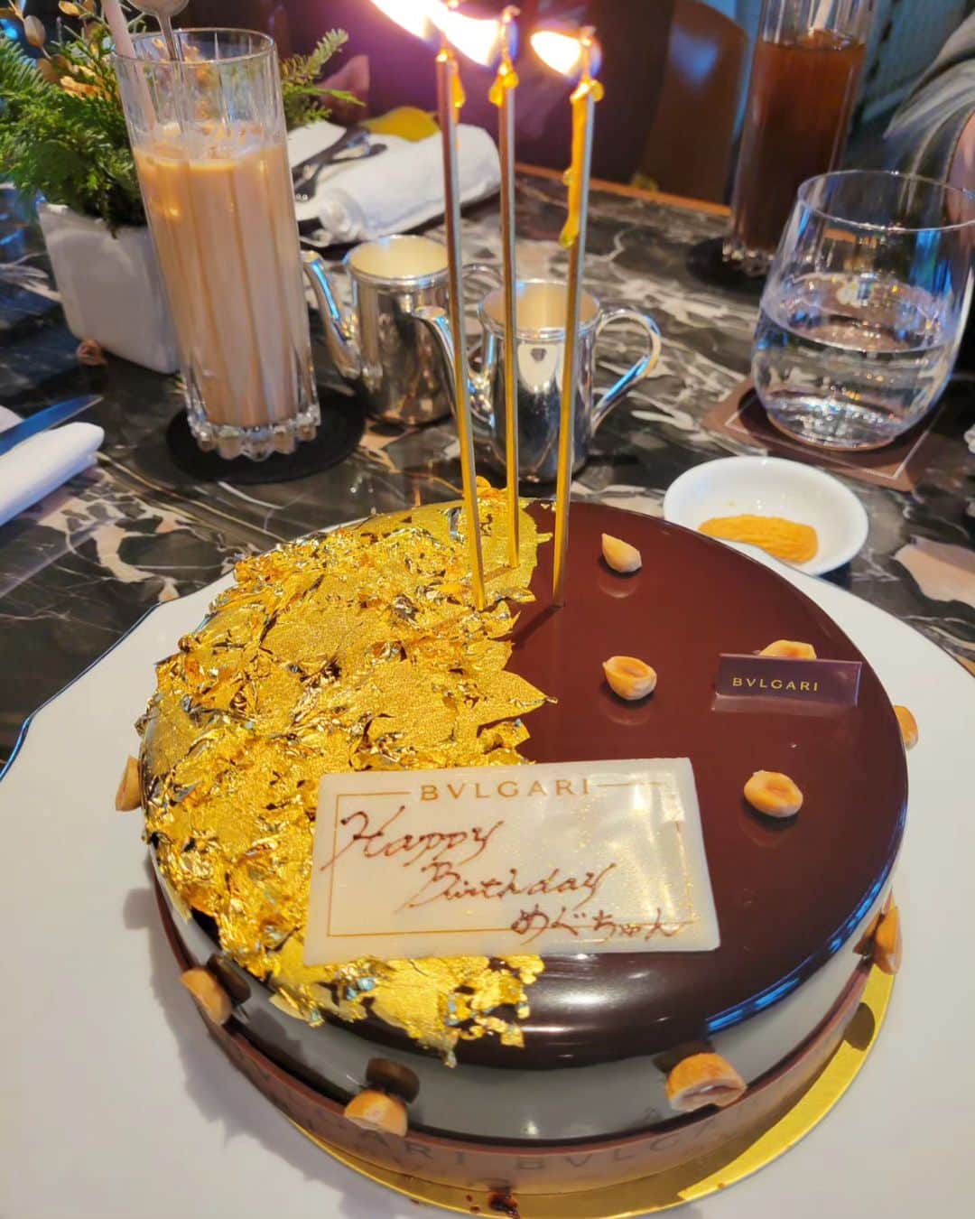 三喜本惠美さんのインスタグラム写真 - (三喜本惠美Instagram)「・ 46歳のお誕生日をお祝いしてもらいました～🎵  行ってみたかったBVLGARI HOTELへ 車寄せが分からず 迷子になりながらどうにか到着💦  気の合う人達と お寿司ランチも最高に幸せでしたが この金粉山盛りの贅沢チョコレートケーキ 今まで食べたチョコレートケーキの中でも 一二を争う美味しさでした🎂  老後は旅行に行こうね 一緒の老人ホーム入ろうね って何だか老後の話🤣  年を重ねると友達の存在が有り難く心強い たくさん笑って良く食べて 忙しい時期なのに 楽しい時間をありがとう🙇‍♀️  #お誕生日ごはん #お誕生日ケーキ #46歳」12月16日 16時31分 - megumi_mikimoto