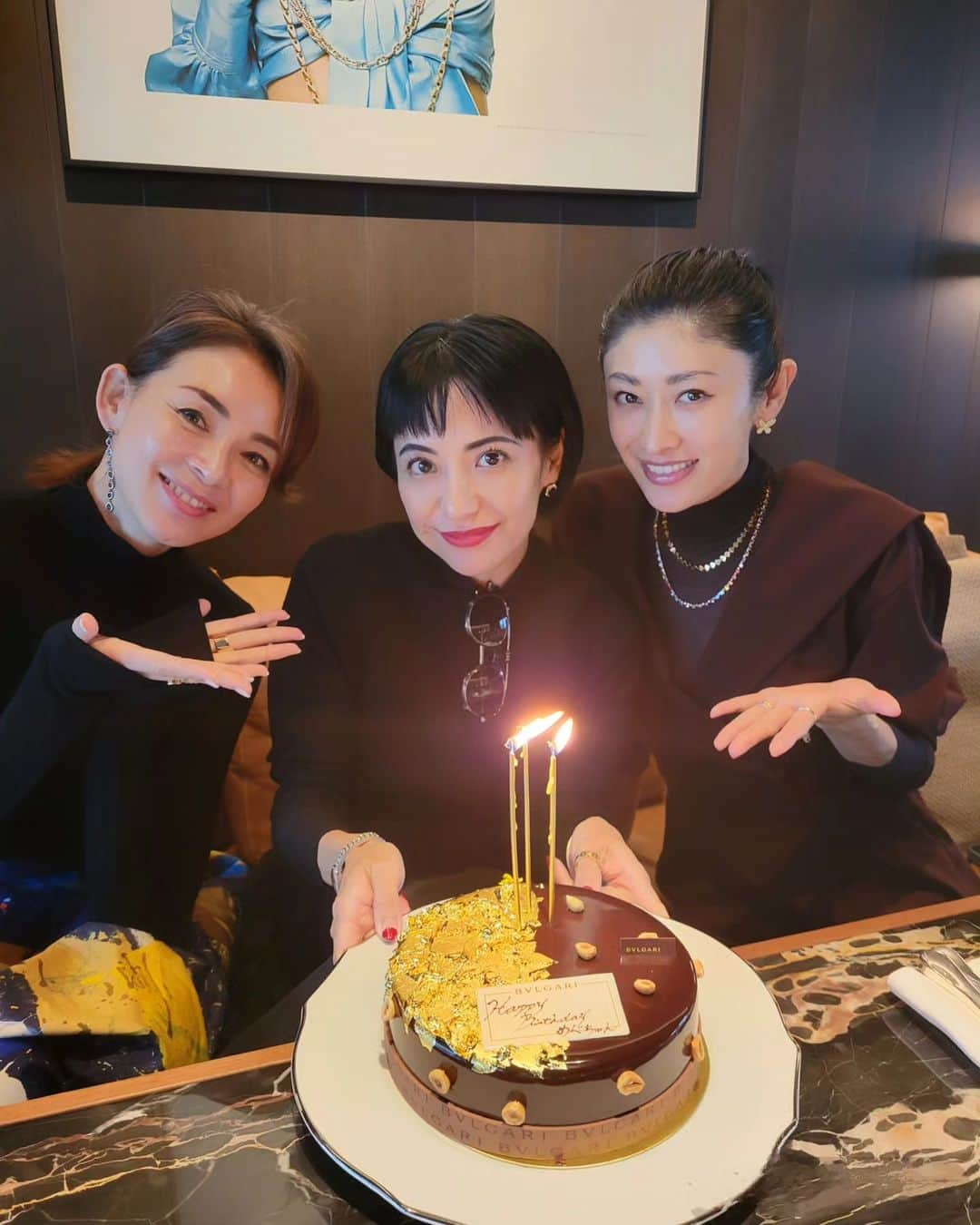 三喜本惠美のインスタグラム：「・ 46歳のお誕生日をお祝いしてもらいました～🎵  行ってみたかったBVLGARI HOTELへ 車寄せが分からず 迷子になりながらどうにか到着💦  気の合う人達と お寿司ランチも最高に幸せでしたが この金粉山盛りの贅沢チョコレートケーキ 今まで食べたチョコレートケーキの中でも 一二を争う美味しさでした🎂  老後は旅行に行こうね 一緒の老人ホーム入ろうね って何だか老後の話🤣  年を重ねると友達の存在が有り難く心強い たくさん笑って良く食べて 忙しい時期なのに 楽しい時間をありがとう🙇‍♀️  #お誕生日ごはん #お誕生日ケーキ #46歳」