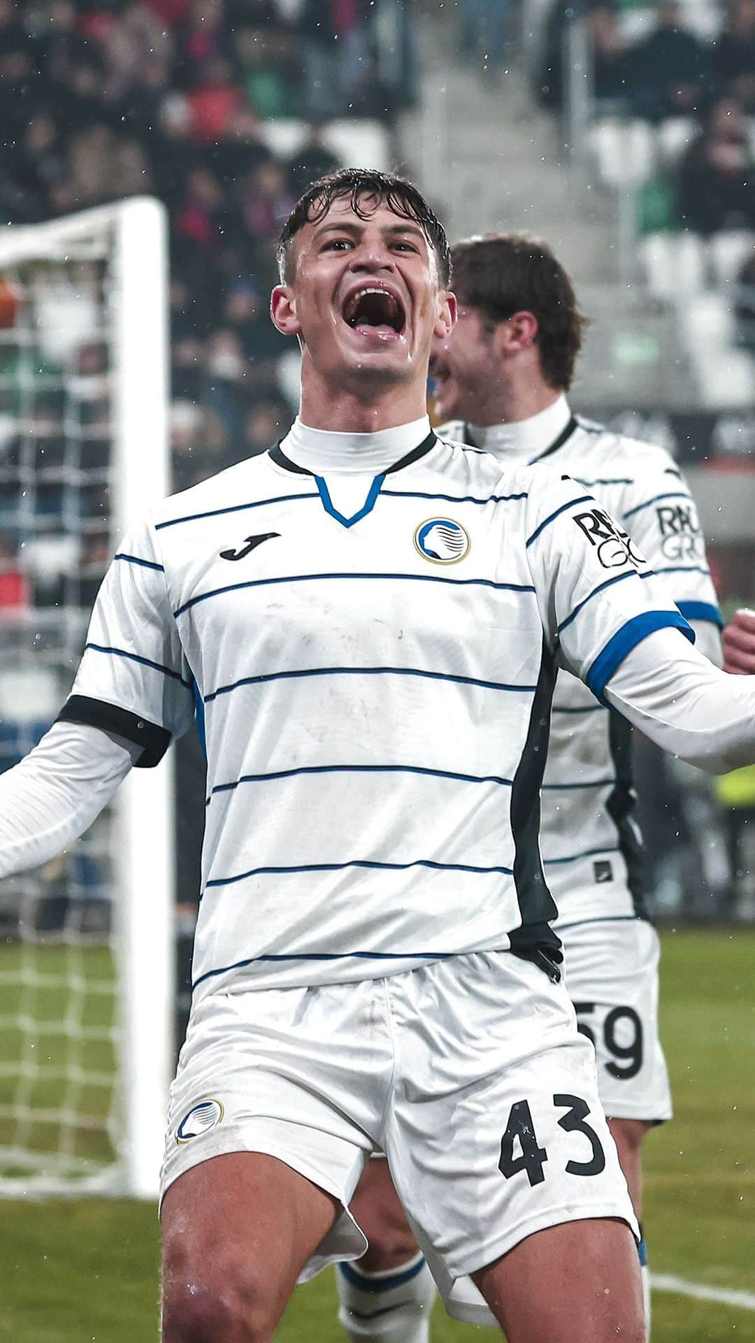 アタランタBCのインスタグラム：「Tutta l’emozione di @giovannibonfantii 😍  This ‘goal on your #UEL debut’ feeling 🌟🤩  #GoAtalantaGo ⚫️🔵」