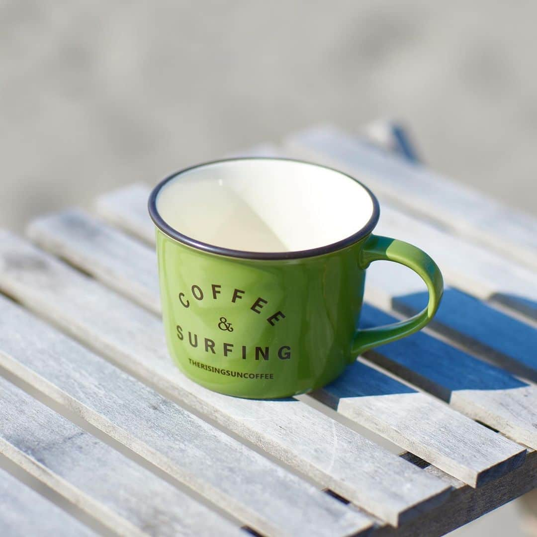 坂口憲二（THE RISING SUN COFFEE）さんのインスタグラム写真 - (坂口憲二（THE RISING SUN COFFEE）Instagram)「◆GOOD MORNING COFFEE‼︎◆  【NEW RELEASE】  "TRSC ORIGINAL MUG" (オリジナルマグカップ/グリーン)  TRSCのベストセラーマグカップの新色になります。  琺瑯風のデザインに仕上げた陶器製のマグカップ、表面にはTRSCのコンセプトである「COFFEE & SURFING」をデザイン。飲み終わった後にはシークレットメッセージが隠されています。  販売は本日より各店舗、オンラインストアで開始しますので気になる方はチェックしてみて下さい！  【WE ARE OPEN】  今週末も皆さまのご来店をお待ちしてます！  都内店舗 10:00〜17:00(無休)  大網店舗 11:00〜18:00(月火水木金) 　　　　10:00〜18:00(土日祝)  鶴見店舗 10:00〜18:00(無休)  therisingsuncoffee.com  #coffee #coffeebeans  #coffeeroaster  #coffeelab  #coffeeandsurfing  #coffeetime  #coffeelover  #coffeebreak  #coffeeshop  #coffeestand  #coffeeholic  #coffeehouse  #coffee_inst  #coffeemaker  #coffeeshops  #coffeecoffeecoffee  #coffeenclothes  #coffeeaddict  #coffeeculture  #coffeemorning  #coffeemag #specialitycoffee  #mug #green #TRSC」12月16日 7時56分 - therisingsuncoffee