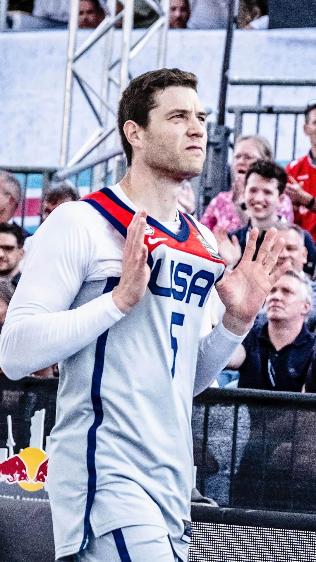 USA Basketballのインスタグラム：「You give him an inch, he’s taking 2 points 🔥  🇺🇸 @jimmerfredette_32 x 🏆 #USABAwards」