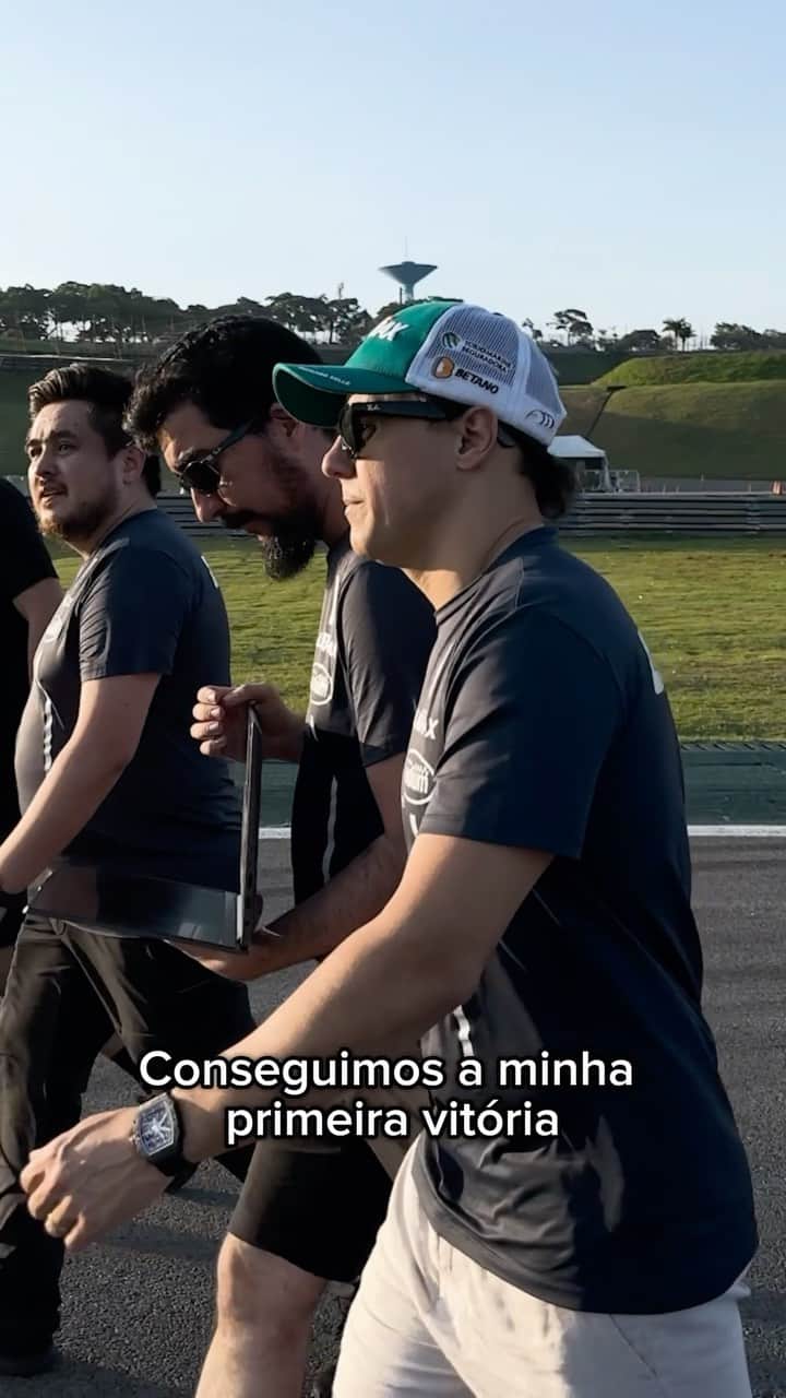 フェリペ・マッサのインスタグラム：「Chegamos à grande final da Stock Car e nosso super piloto Felipe Massa já está nos bastidores, pronto para entrar em cena! 🏁🚗 💚   #TokioMarineSeguradora #StockCarFinal #FelipeMassa」