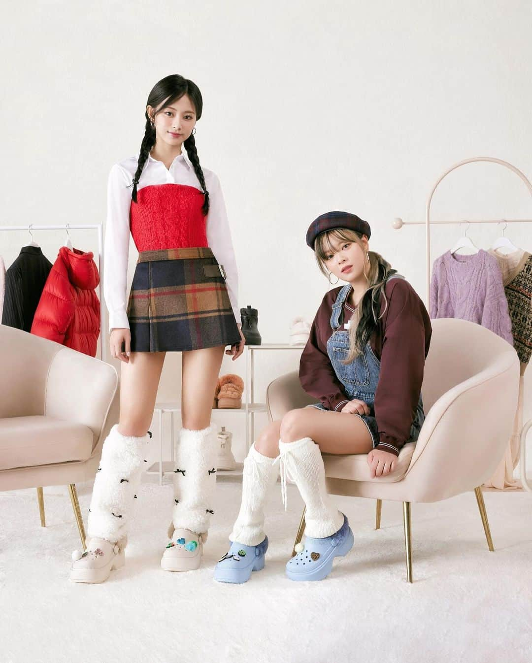 TWICEのインスタグラム：「JEONGYEON, TZUYU & Crocs & W Korea  bit.ly/47X4w9p  📌 TWICE 2024 Pre-Save/Pre-Add TWICE.lnk.to/TWICE2024  #TWICE #트와이스 #JEONGYEON #TZUYU #Crocs #WKorea #광고」