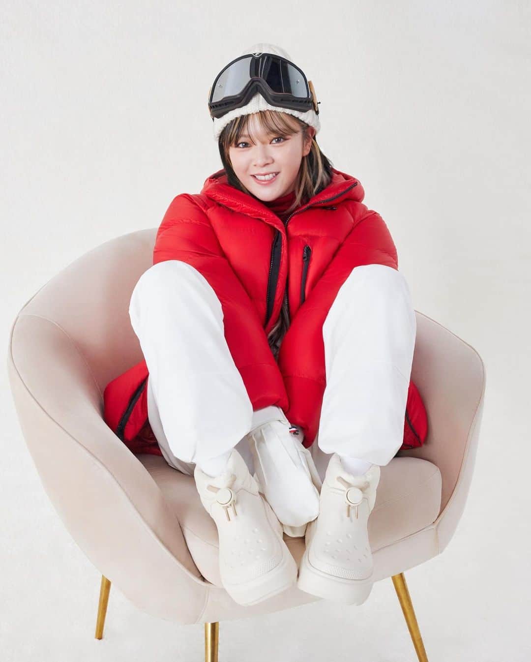 TWICEさんのインスタグラム写真 - (TWICEInstagram)「JEONGYEON, TZUYU & Crocs & W Korea  bit.ly/47X4w9p  📌 TWICE 2024 Pre-Save/Pre-Add TWICE.lnk.to/TWICE2024  #TWICE #트와이스 #JEONGYEON #TZUYU #Crocs #WKorea #광고」12月16日 8時16分 - twicenews
