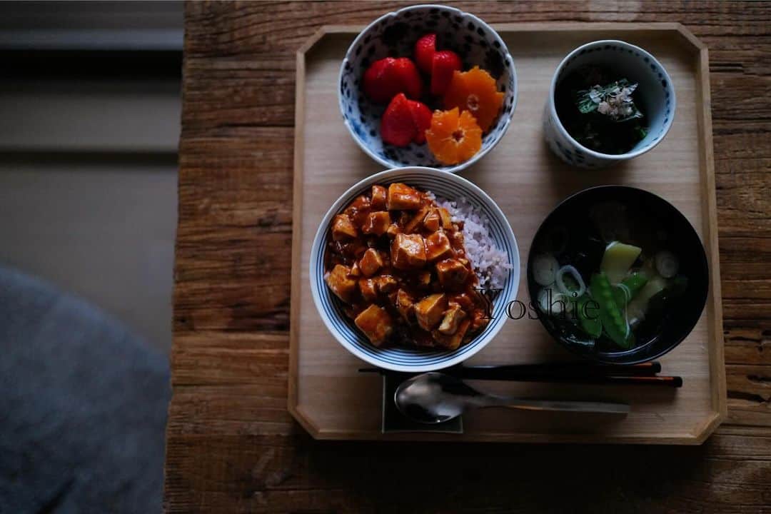 草間淑江さんのインスタグラム写真 - (草間淑江Instagram)「みなさまおはようございます。  12月16日の朝です。  今朝は、 マーボー豆腐丼 ほうれん草のおひたし わかめとジャガイモときぬさやのお味噌汁 みかん&いちご🍓🍊  今日は家族が早出。  昨日作っておいた麻婆豆腐、さっと温めて。  朝からちょっとハードですが😆💦  まぁ、いつものことです👌  今朝も感謝してごちそうさまでした☺️🙏  さて、今日は22度予報ですよ！  なんだかジェットコースターの毎日ですね☀️☁️☔️  体調管理しっかりで過ごしましょう。  みなさま素敵な週末をお過ごしください❤️  #朝食#マーボードーフ丼#早出#朝はしっかり、#朝の果物は金#ごちそうさまでした🙏」12月16日 8時16分 - yoshie_kusama
