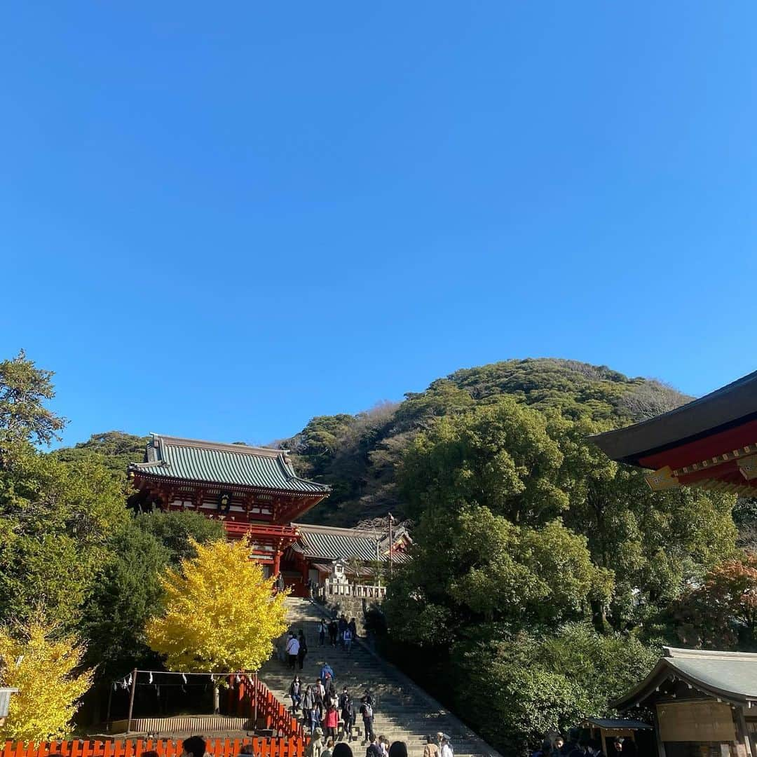 坂東亀三郎さんのインスタグラム写真 - (坂東亀三郎Instagram)「⁡ ⁡ とある日、 ⁡ 年明けに初台の新国立劇場で『梶原平三誉石切』に出演するので鶴岡八幡宮へお参り。 ⁡ 天気が良く、 風と優しい陽射しの中、 修学旅行生や外国人観光客と、 梶原に切られる手水鉢で清めて (過去に僕も切った記憶あり😅) ゆった〜りとまった〜りと参詣。 ⁡ ⁡ ⁡ #歌舞伎 #音羽屋 #歌舞伎役者 #彦三郎 #坂東彦三郎 #九代目 #御朱印 #御朱印帳 #彦印帳 #鶴岡八幡宮 @tsurugaoka_official  ⁡ ⁡ 鶴の羽會では随時新規会員を募集しております。詳しくは鶴の羽會公式Instagram(@tsurunohakai )へお問い合わせください。 ⁡ 鶴の羽會に入って歌舞伎を観よう！ 彦三郎と亀三郎を応援しよう！！！」12月16日 8時25分 - otowayabando