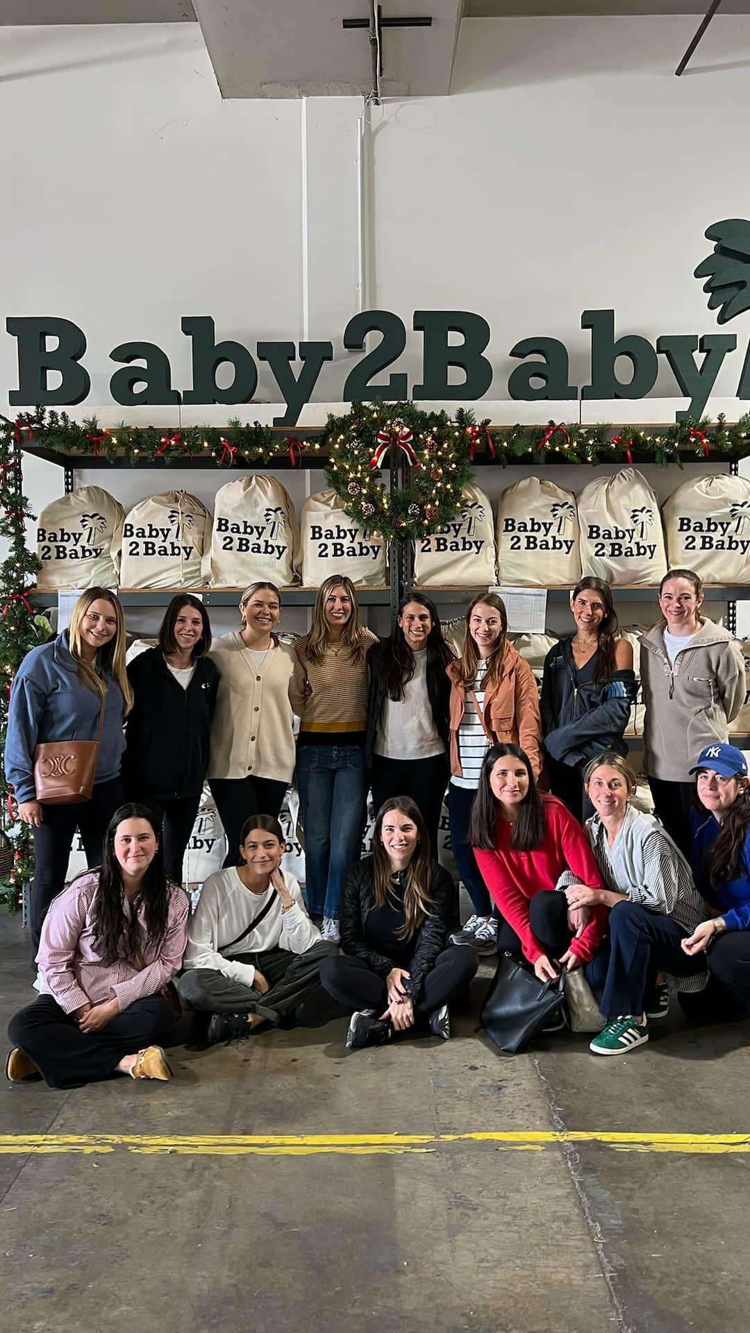 ダニエル・パナベイカーのインスタグラム：「Come with me to spend the morning volunteering with @baby2baby . Baby2Baby works hard to bring diapers, clothing and other basic necessities to families living in poverty across the US. This time we bundled clothes and jackets for kids in need, and toiletries for those in need.」