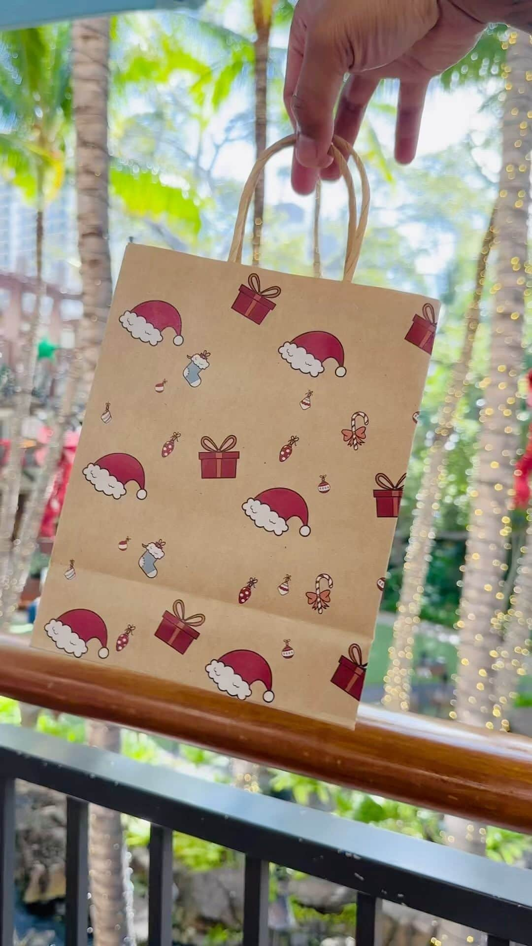 ロイヤル・ハワイアン・センターのインスタグラム：「A delightful holiday treat awaits at Penny’s Waikiki 🎁」