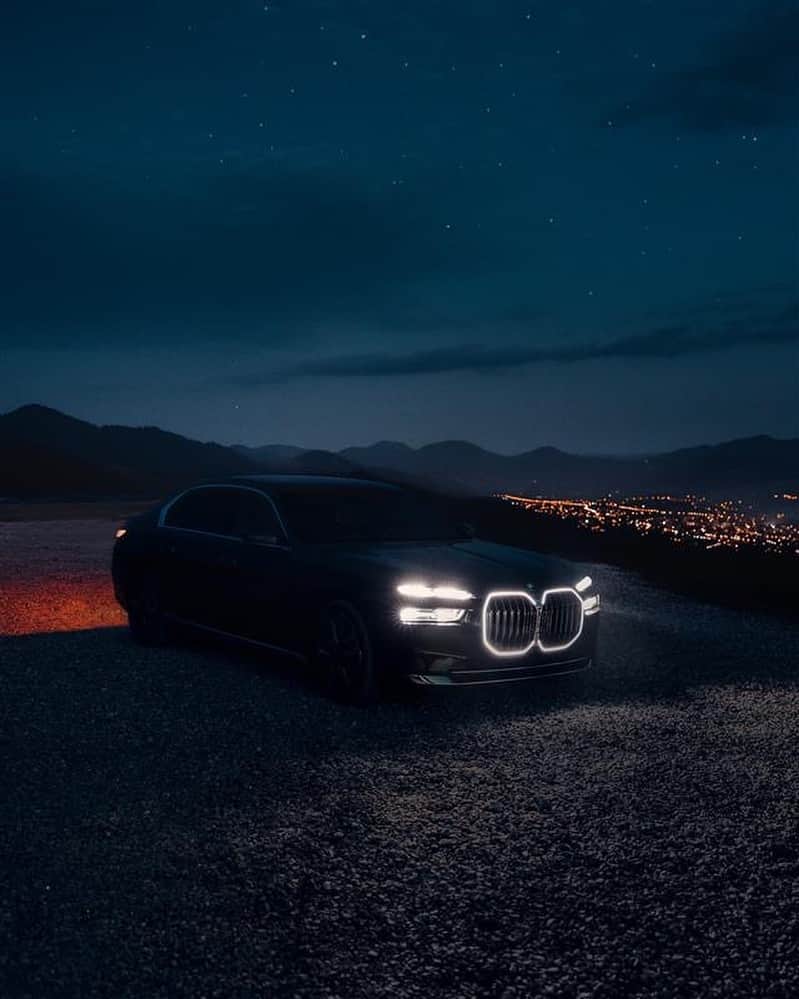 BMWのインスタグラム：「Midnight hour but make it luxury🌙 📸: @costinfetic #BMWRepost  The BMW 7 Series. #THE7 #ThisIsForwardism #BMW #7Series #JoyElectrified #PluginHybrid __ BMW 750e xDrive : Combined fuel consumption, weighted: 1.4–1.0 l/100 km. Combined power consumption, weighted: 26.1–23.4 kWh/100 km. Combined CO2 emissions, weighted: 31–23 g/km. Electric range: 24–27 kilometers. All data according to WLTP. Further info: www.bmw.com/disclaimer」